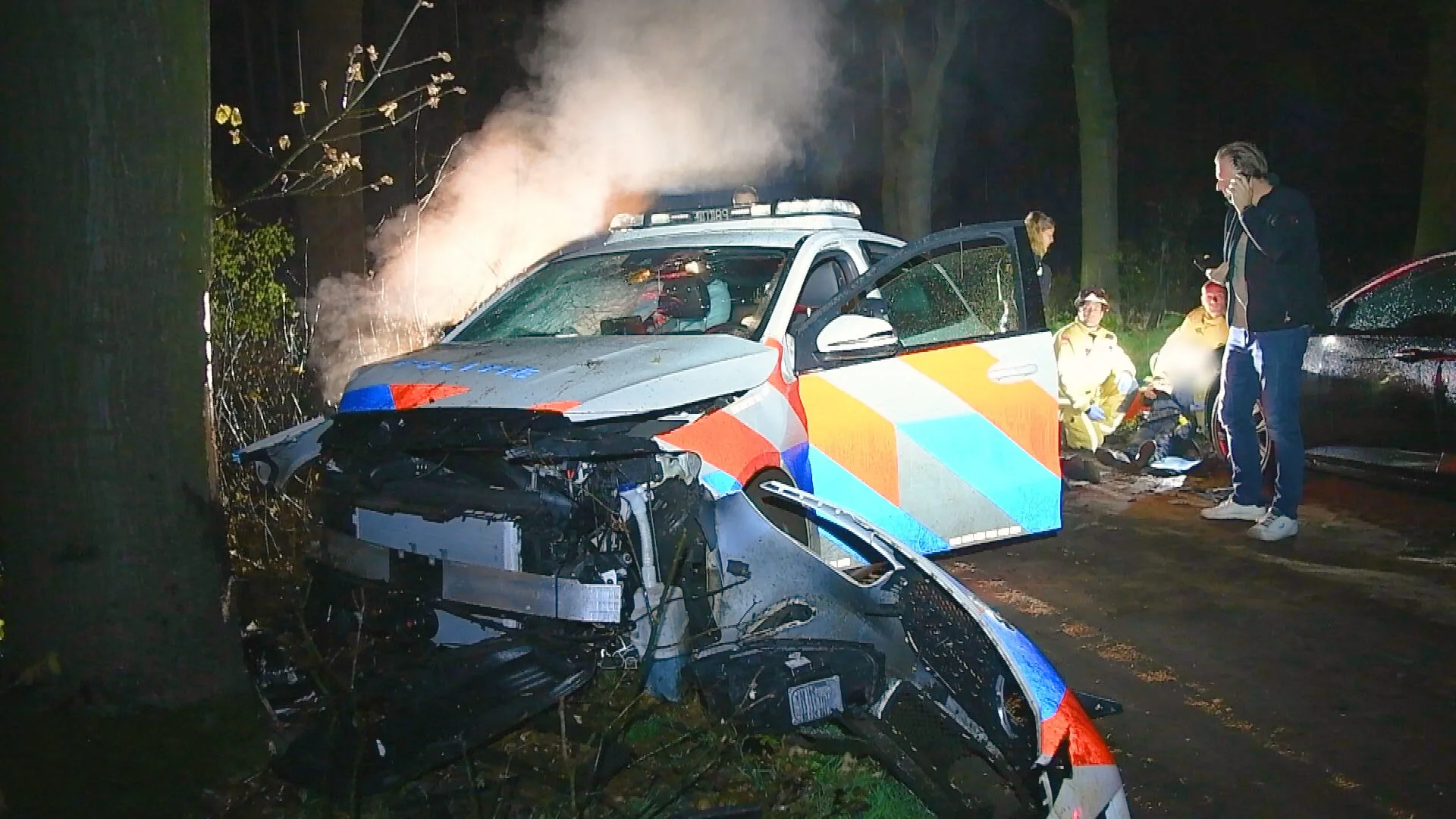 Twee agenten gewond nadat politieauto van de weg raakt in Bergeijk