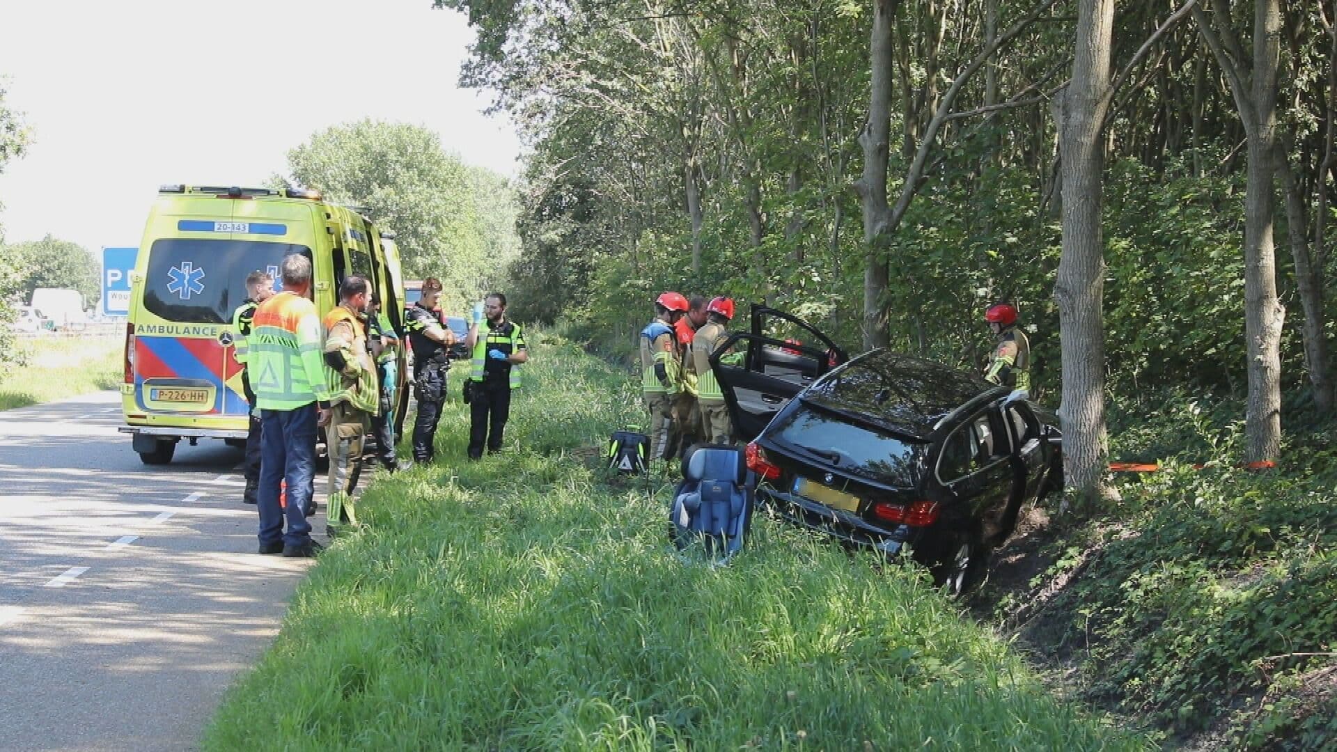 Twee gewonden als auto van snelweg schiet bij Bergen op Zoom