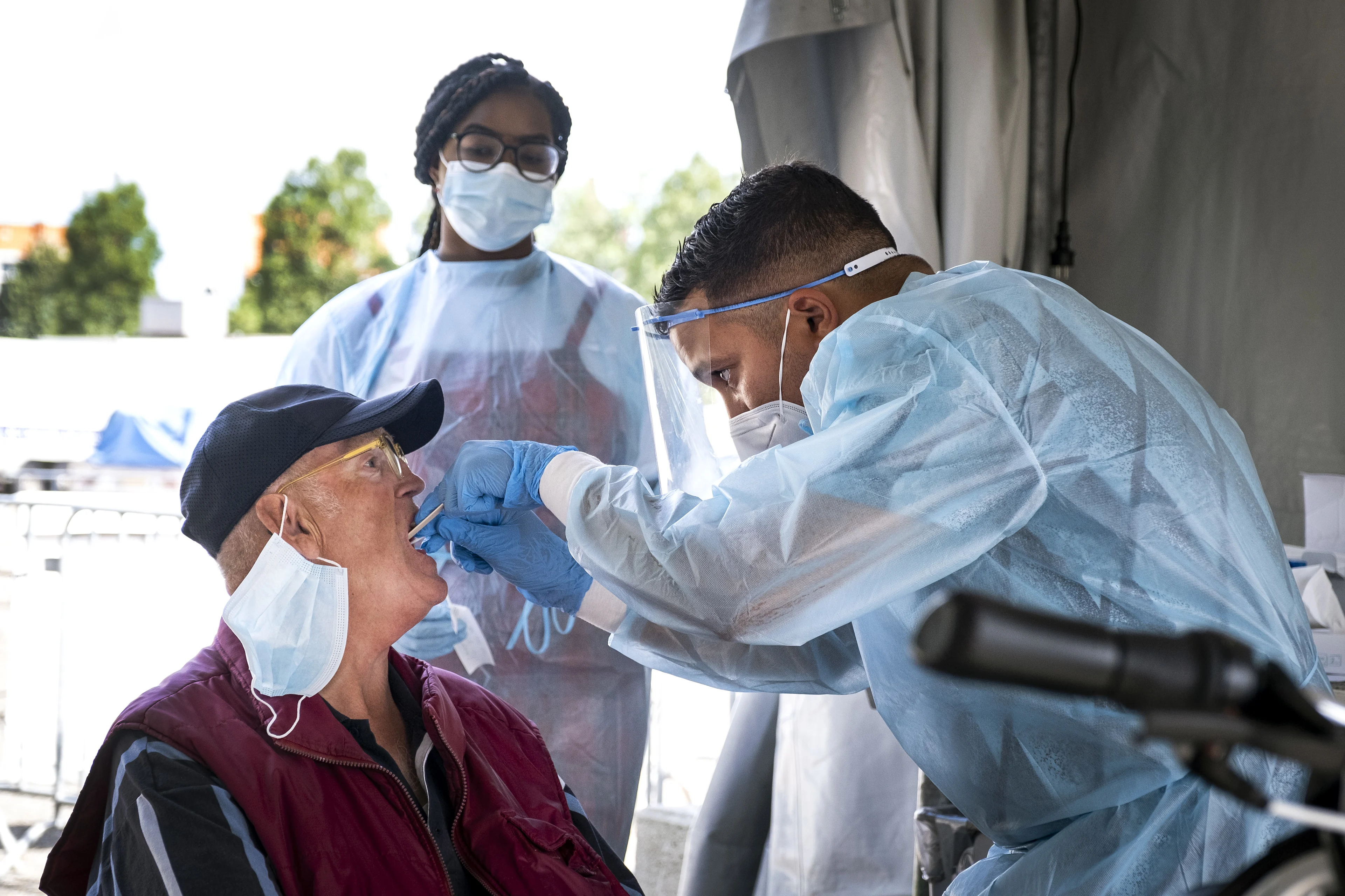 'Zet mobiele coronabus in voor wie teststraat niet kan bereiken'