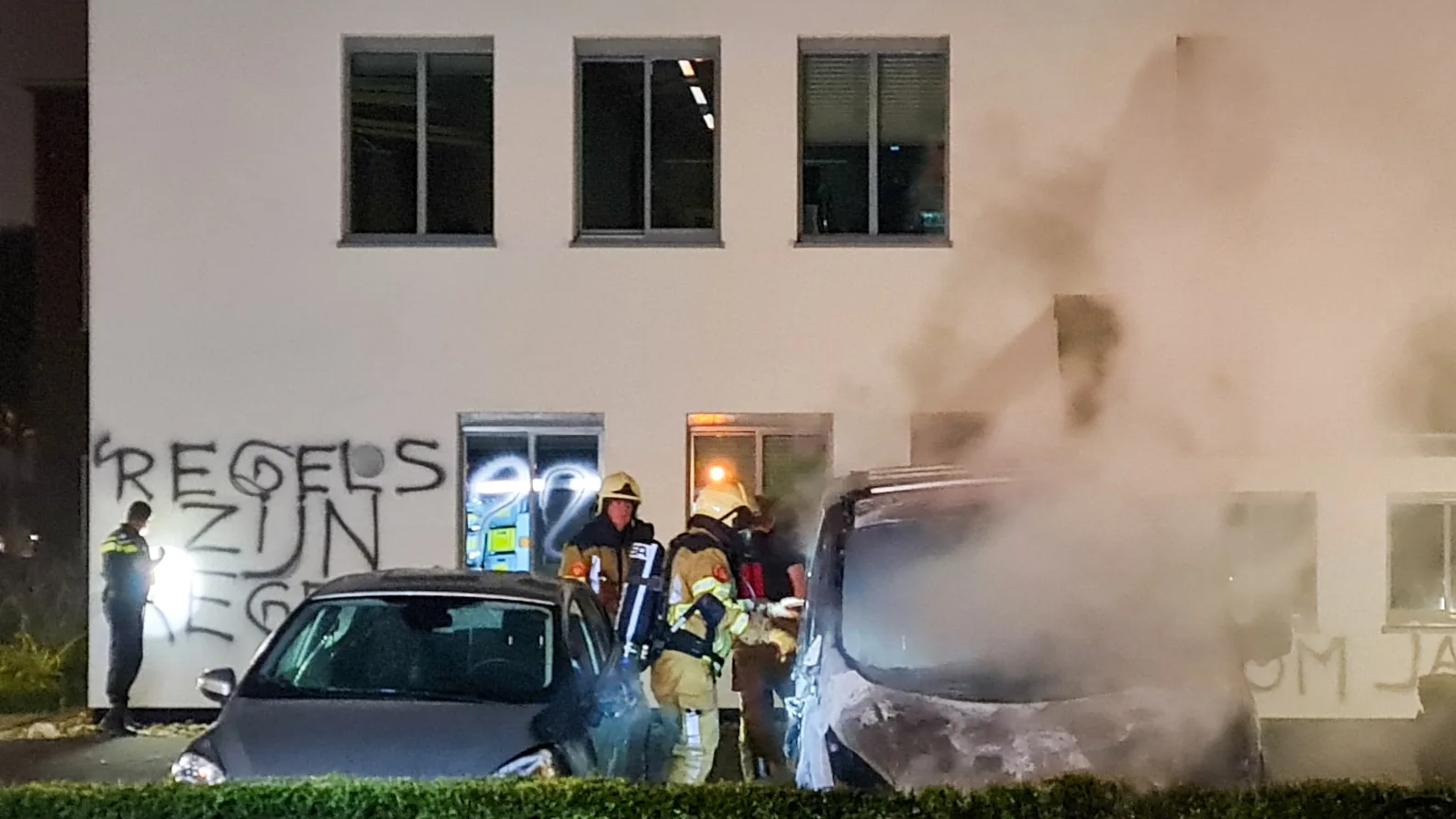 Pand woningbouwvereniging Enschede beklad, bedrijfsauto's in brand gestoken