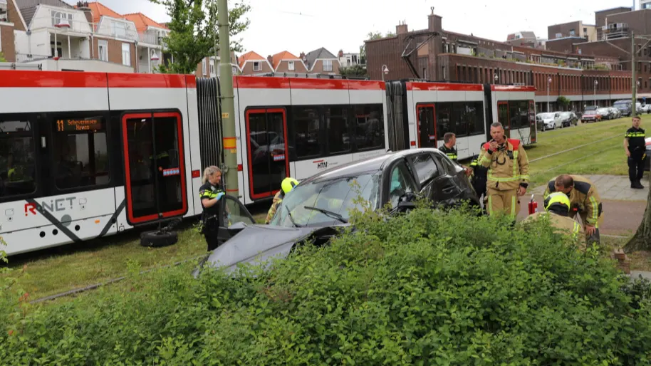 Tram crasht tegen auto in Den Haag, veel hulpdiensten aanwezig