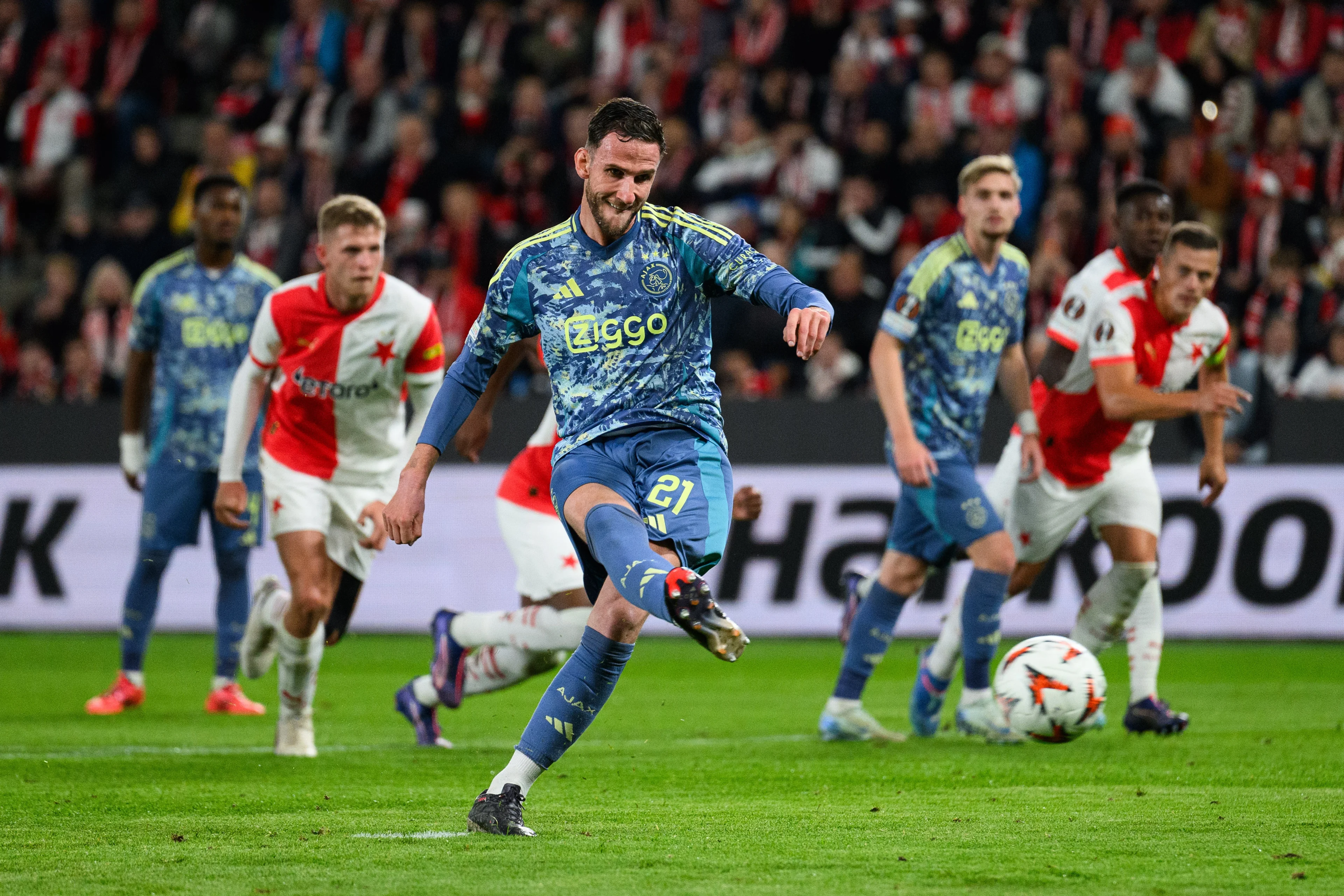 Ajax kan voorsprong niet vasthouden bij Slavia Praag in Europa League: 1-1