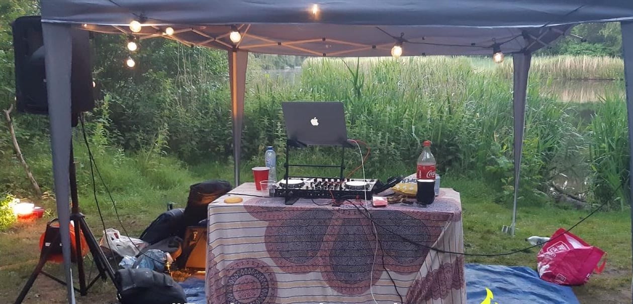 Politie treft afval en uitwerpselen bij illegaal feest in Amsterdamse Bos