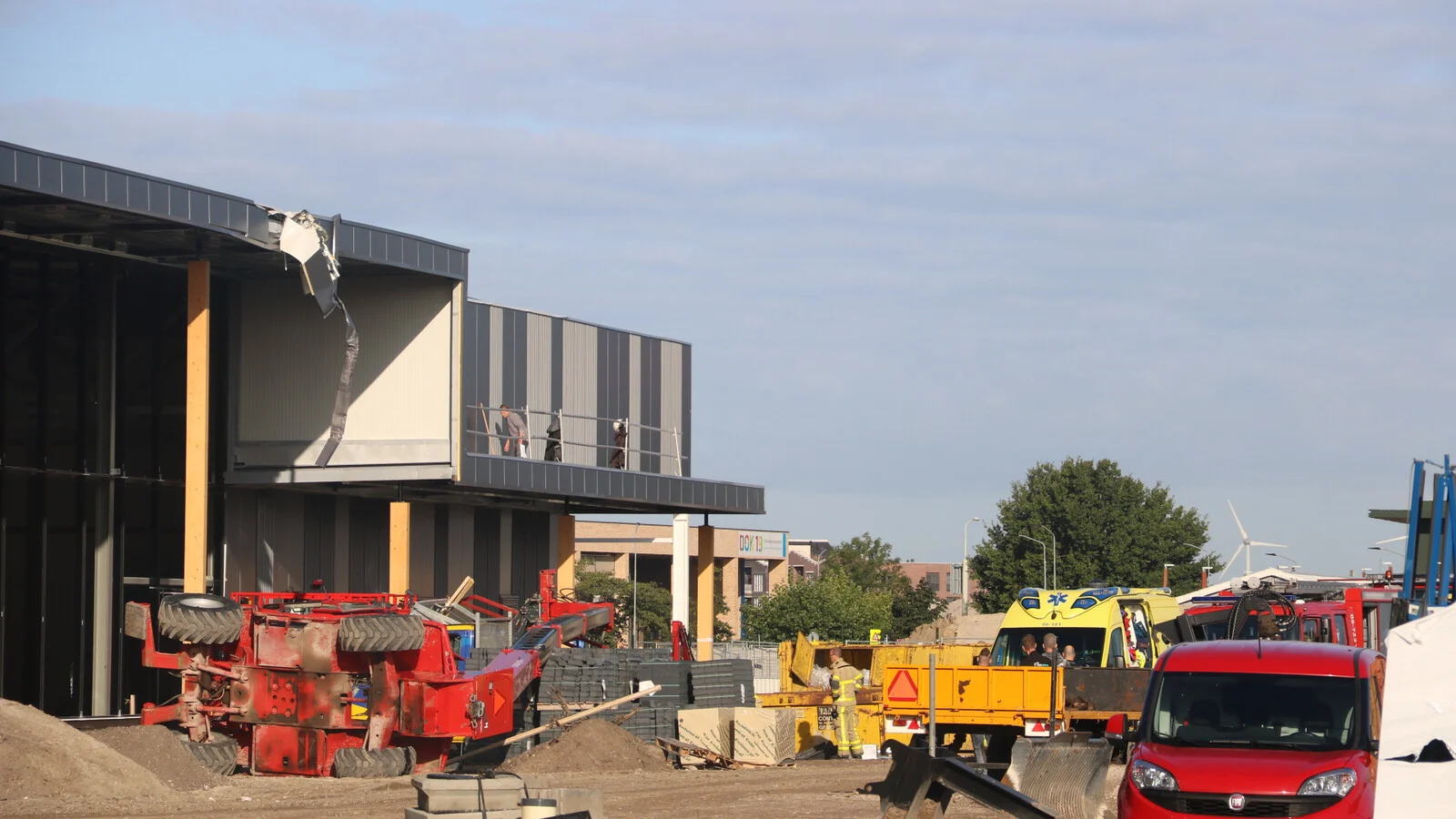 Hoogwerker valt om in Harderwijk, meerdere mensen gewond