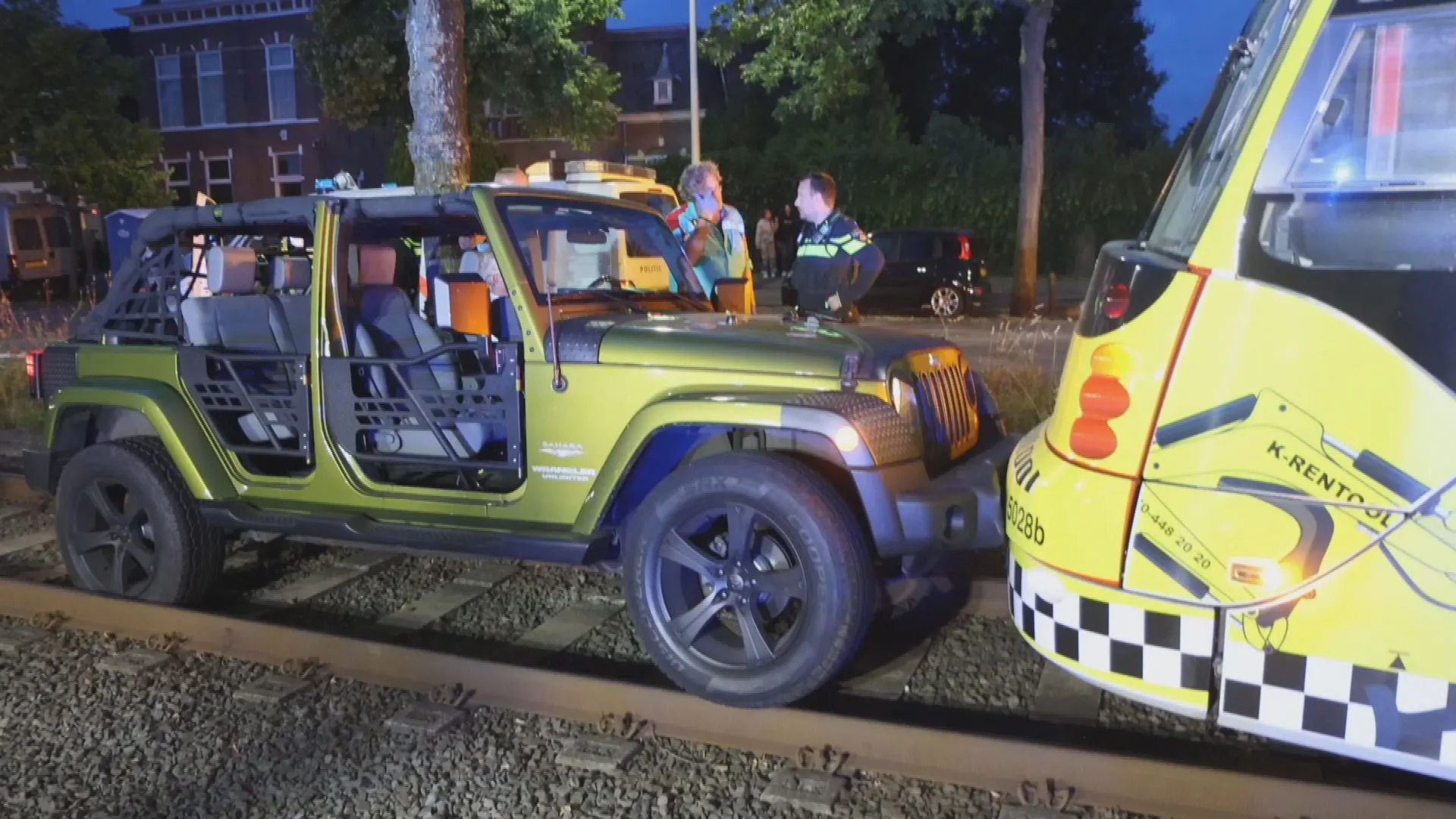 Onhandige bestuurders in Den Haag: auto's belanden op tramrails