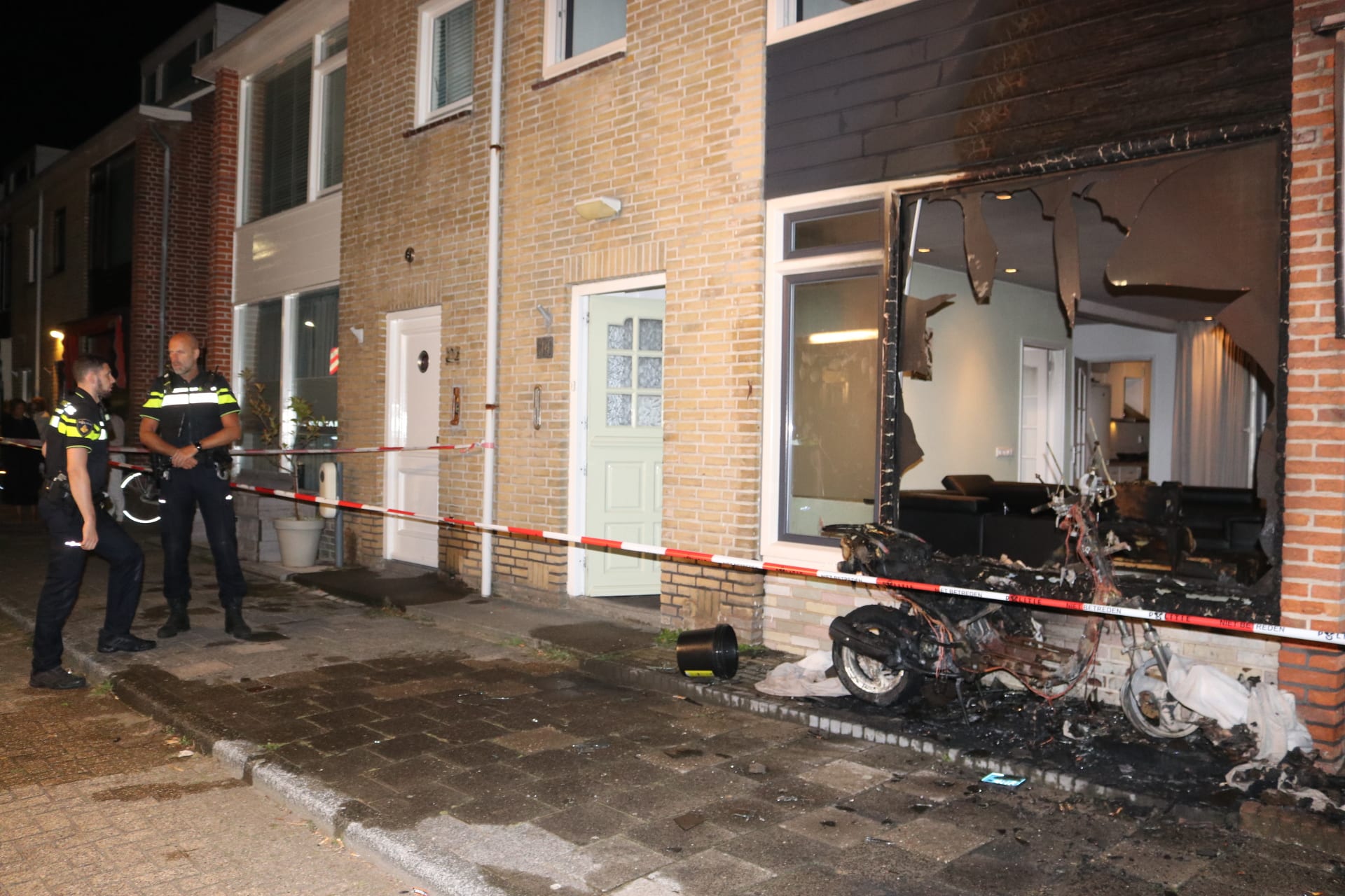 Felle scooterbrand slaat over op woning in Noordwijk