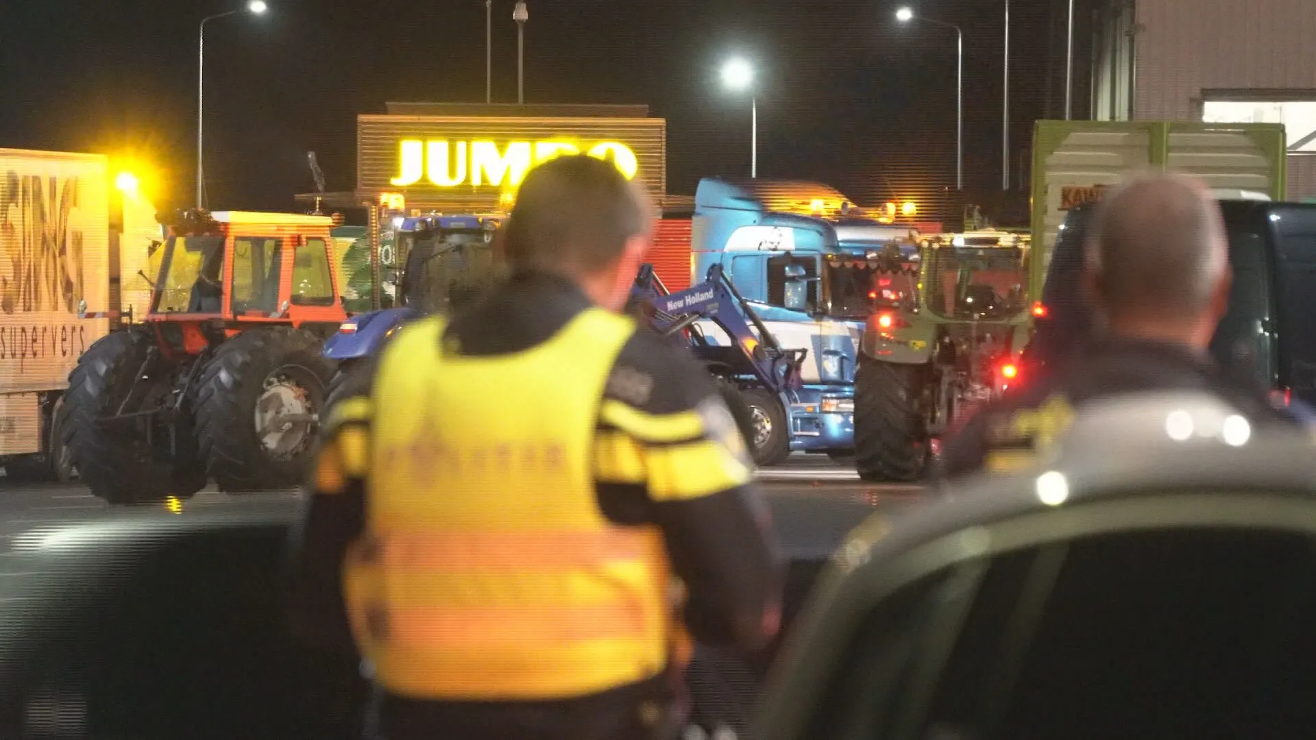 Boze boeren blokkeren distributiecentrum Jumbo, één aanhouding