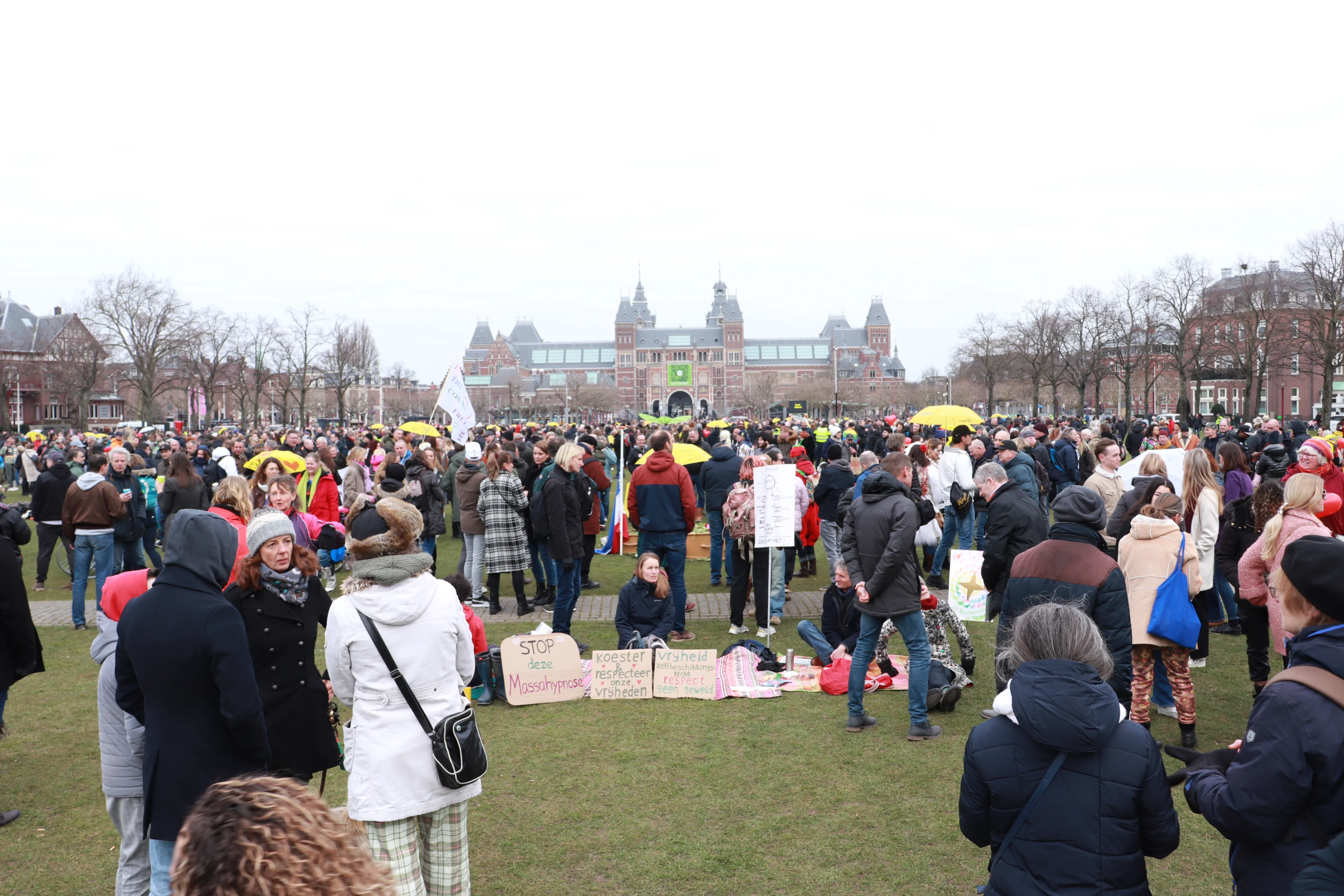 Honderden tegenstanders coronabeleid 'drinken koffie' op Museumplein, gemeente grijpt in