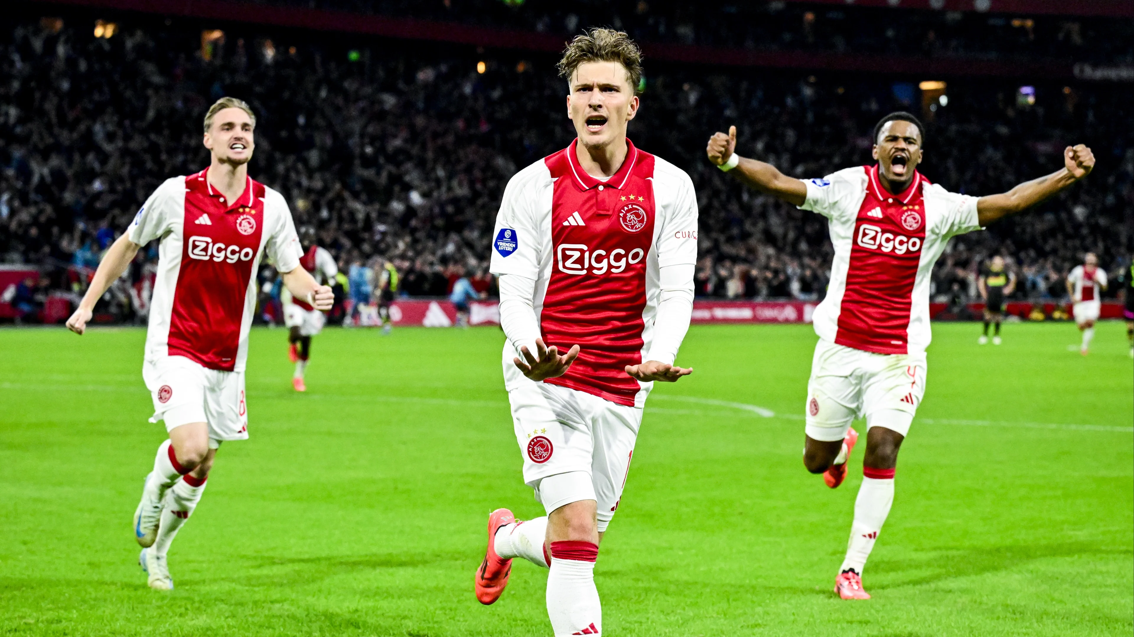 Ajax verslaat ook PSV en houdt kampioensstrijd spannend