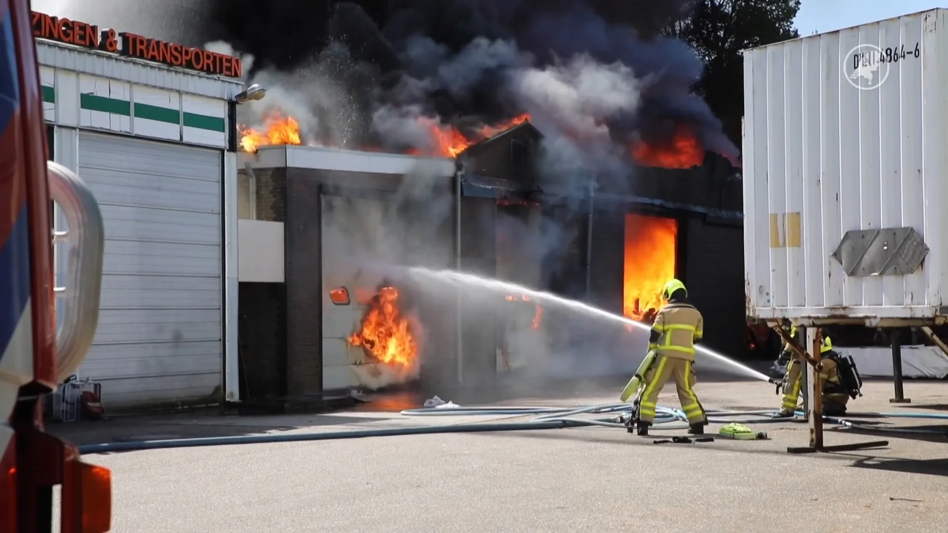 Zeer grote brand in verhuisbedrijf Apeldoorn