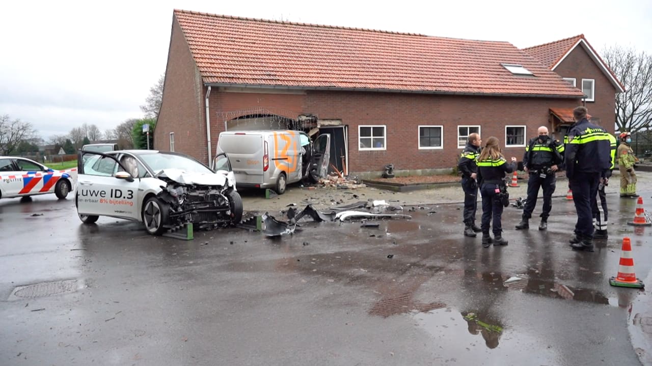 Ziggo-busje rijdt woning binnen in Roggel na botsing met elektrische auto