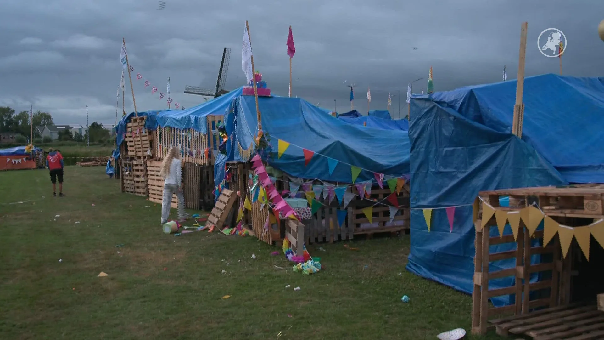Kijkje in het timmerdorp: op laatste zomervakantiedag wordt er flink gesloopt