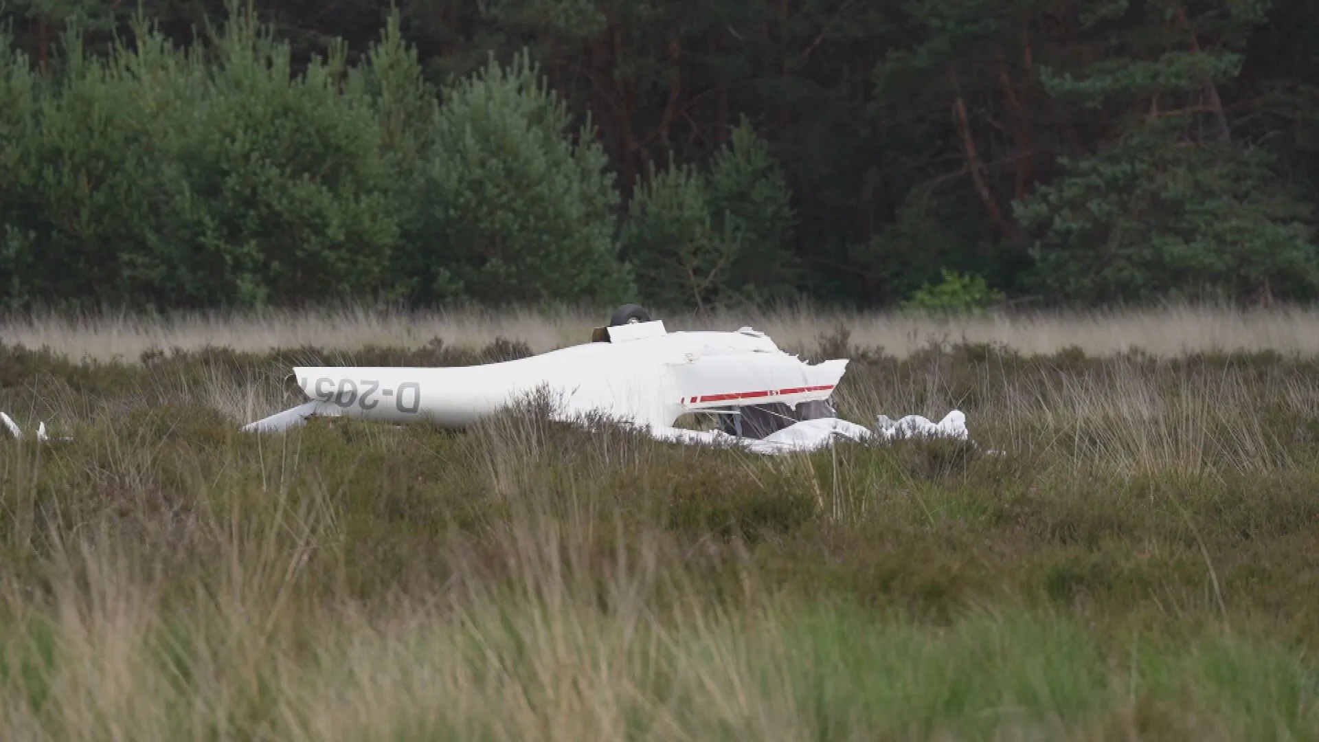 Zweefvliegtuigje stort neer in Gelderland, piloot overleeft crash niet