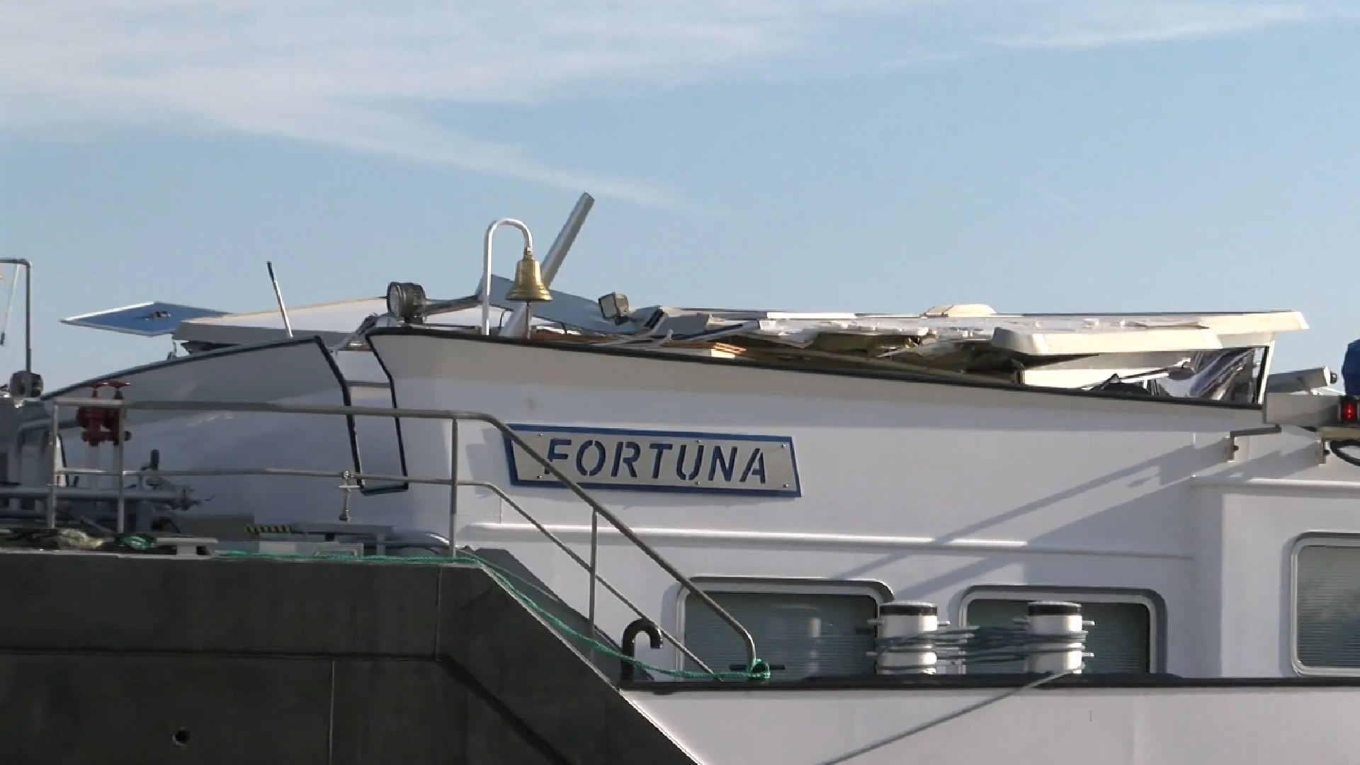 Onfortuinlijk: schip knalt tegen brug, verliest stuurhut en vaart verder