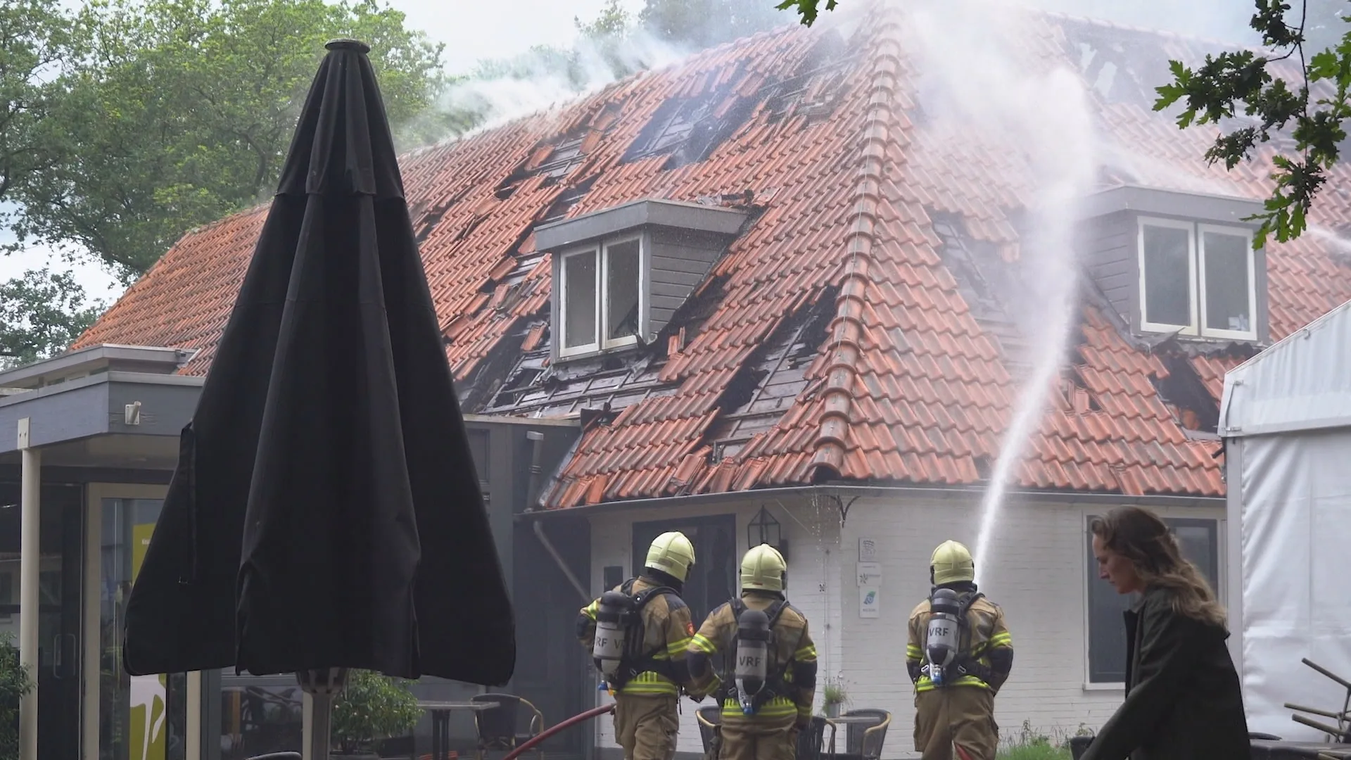 Gasten geëvacueerd bij bruiloft in Friesland: vlammen sloegen uit het dak