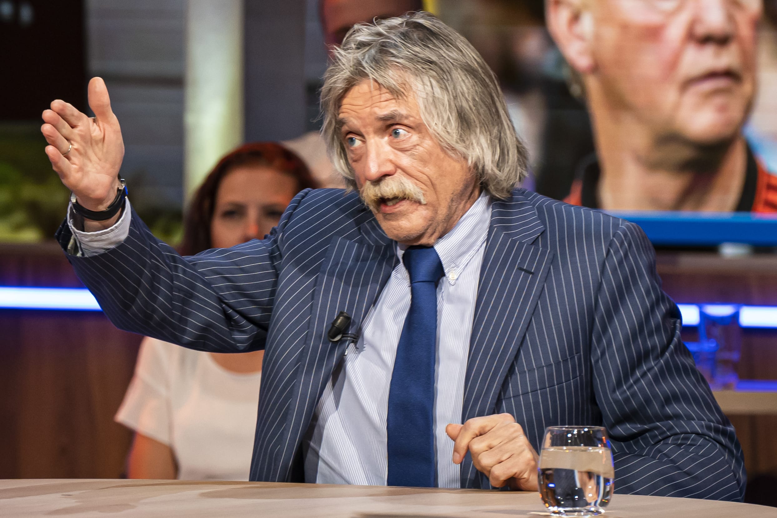 Johan Derksen doet boekje open over bedreiging: 'Dag en nacht bewaker in de tuin'