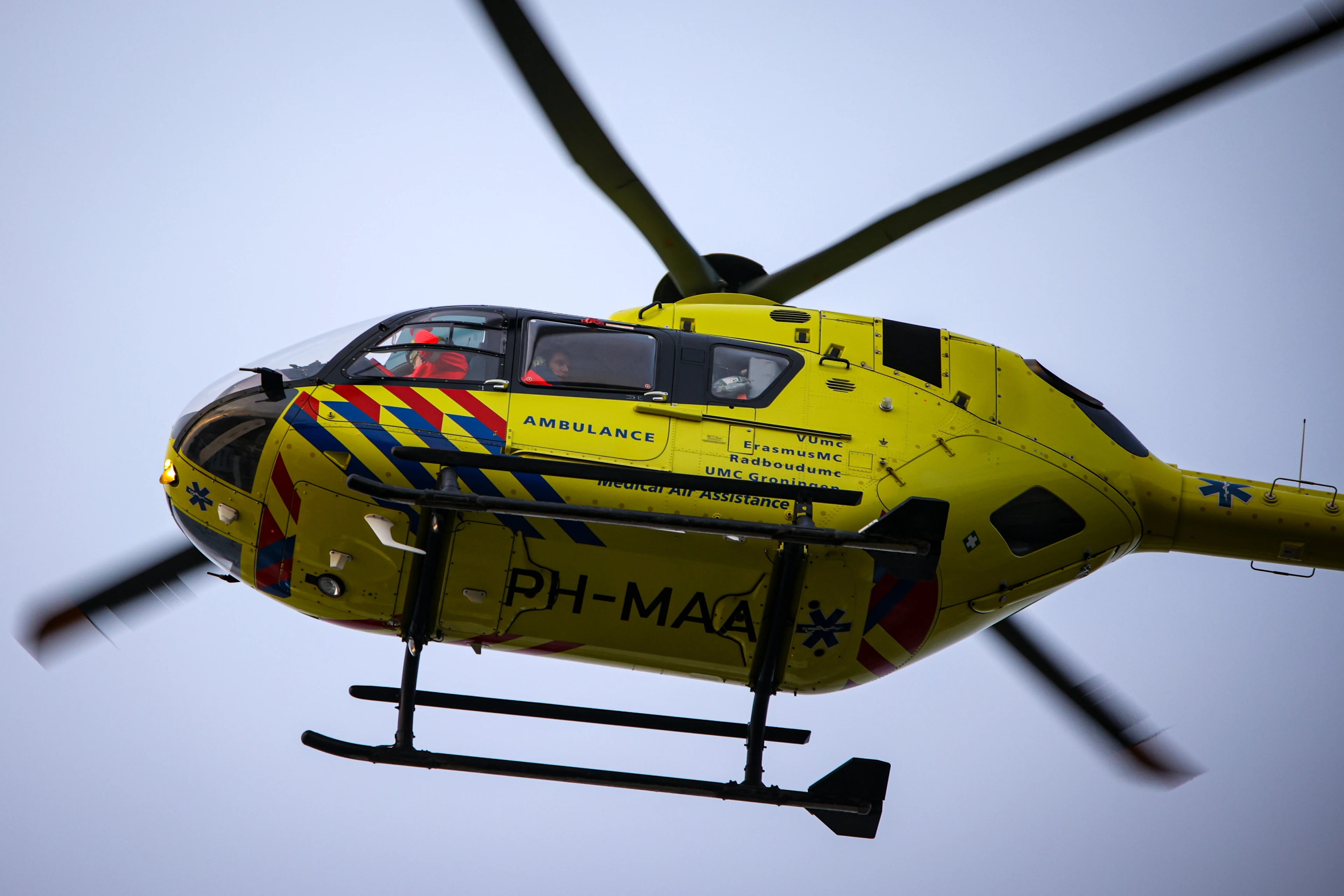 Auto met vader en drie kinderen rijdt tegen boom in Haps, meerdere gewonden