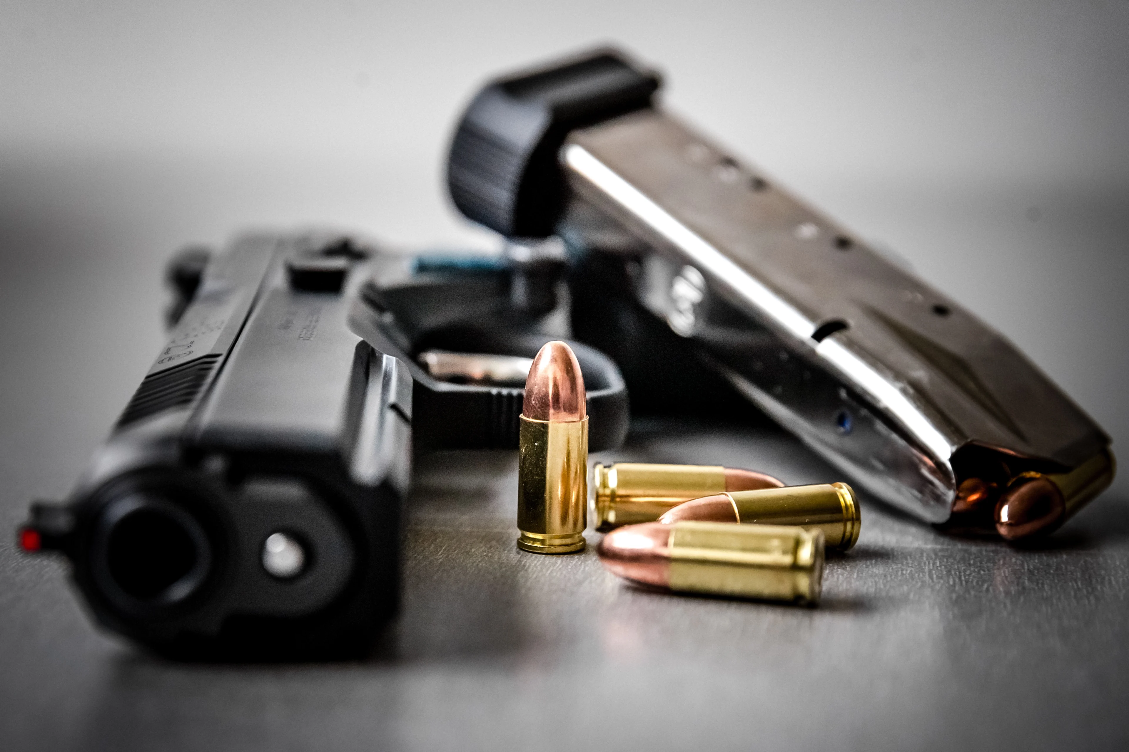 Gedetineerde smokkelt geladen vuurwapen gevangenis binnen, justitie doet onderzoek