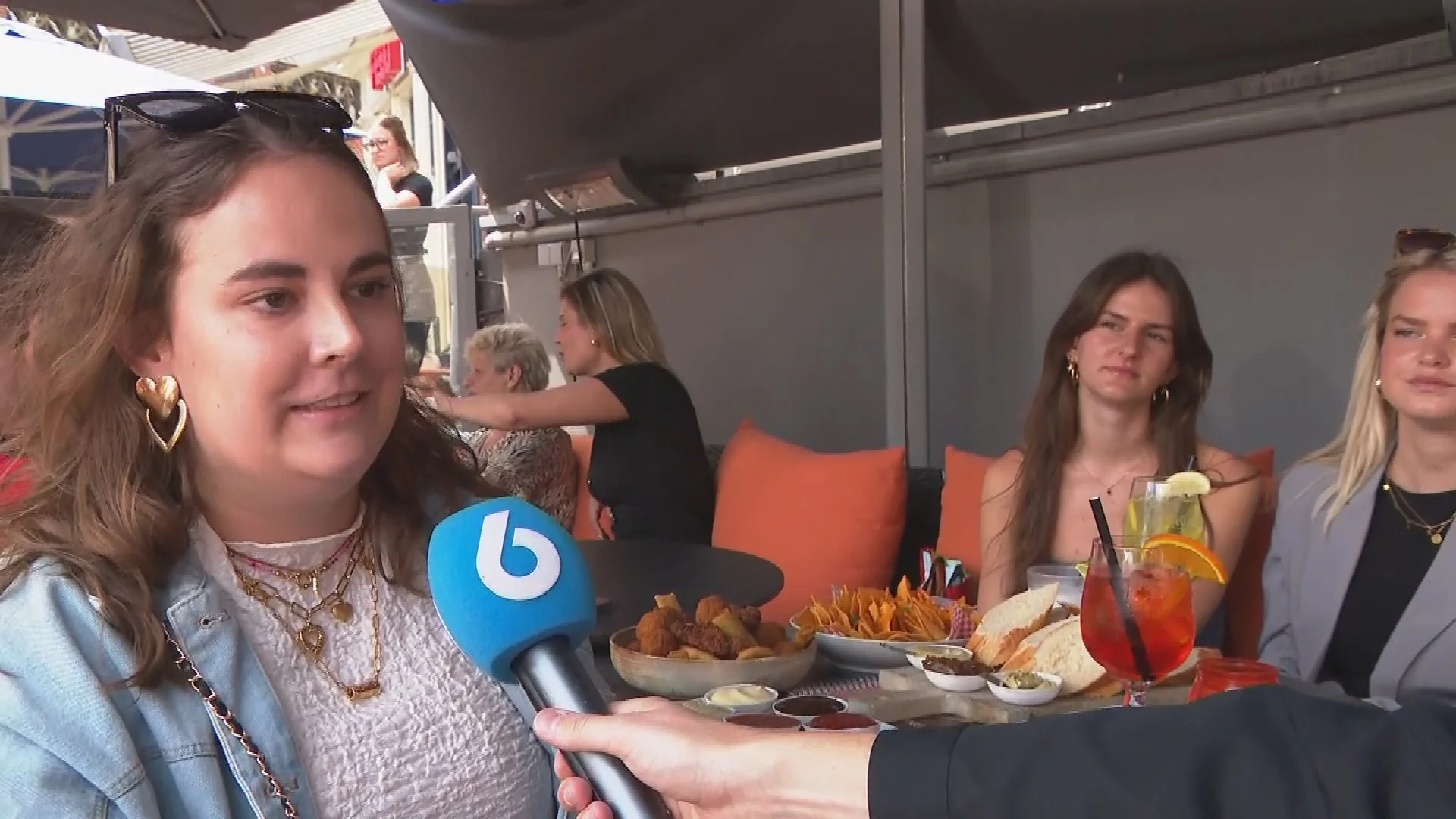 'One portion bitterballen please!' Engels steeds vaker voertaal op terras