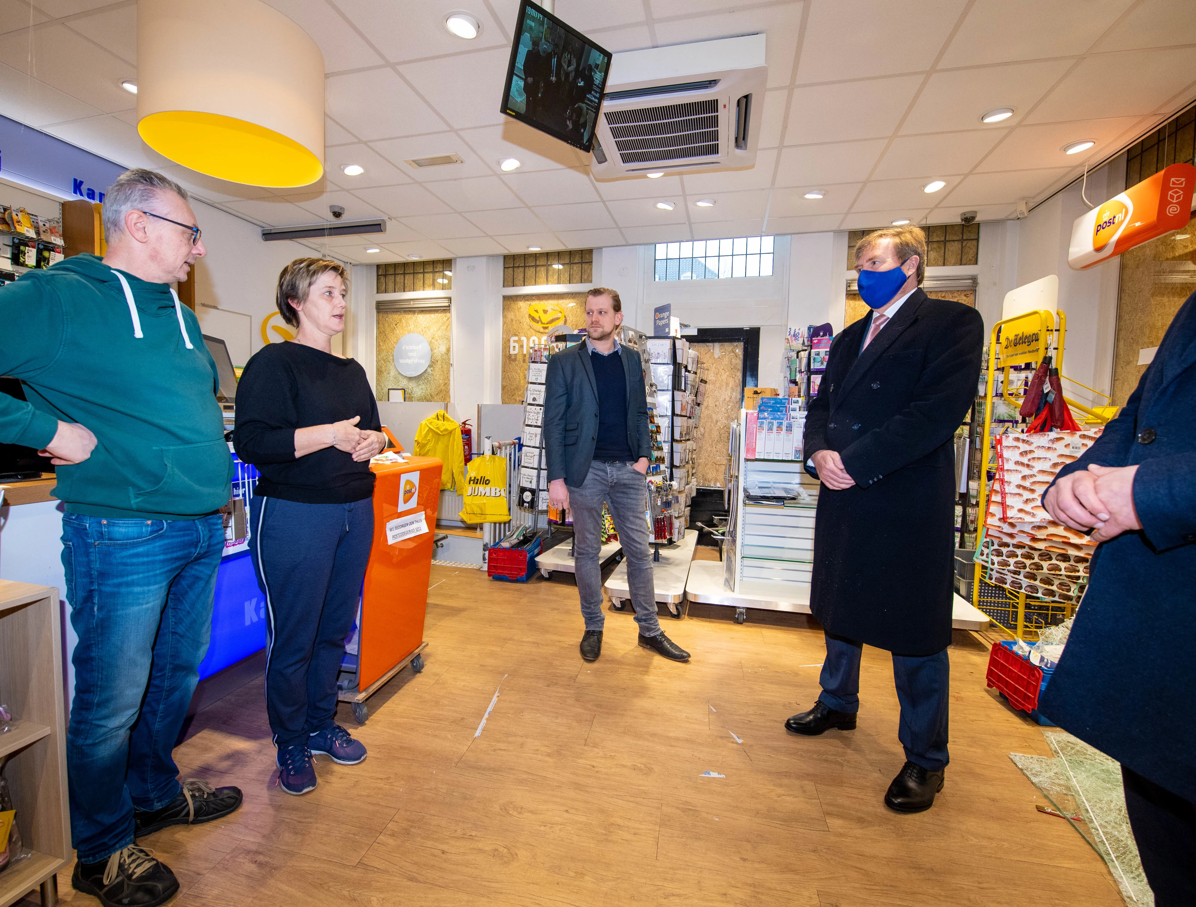 Koning op bezoek in door relschoppers vernield Den Bosch