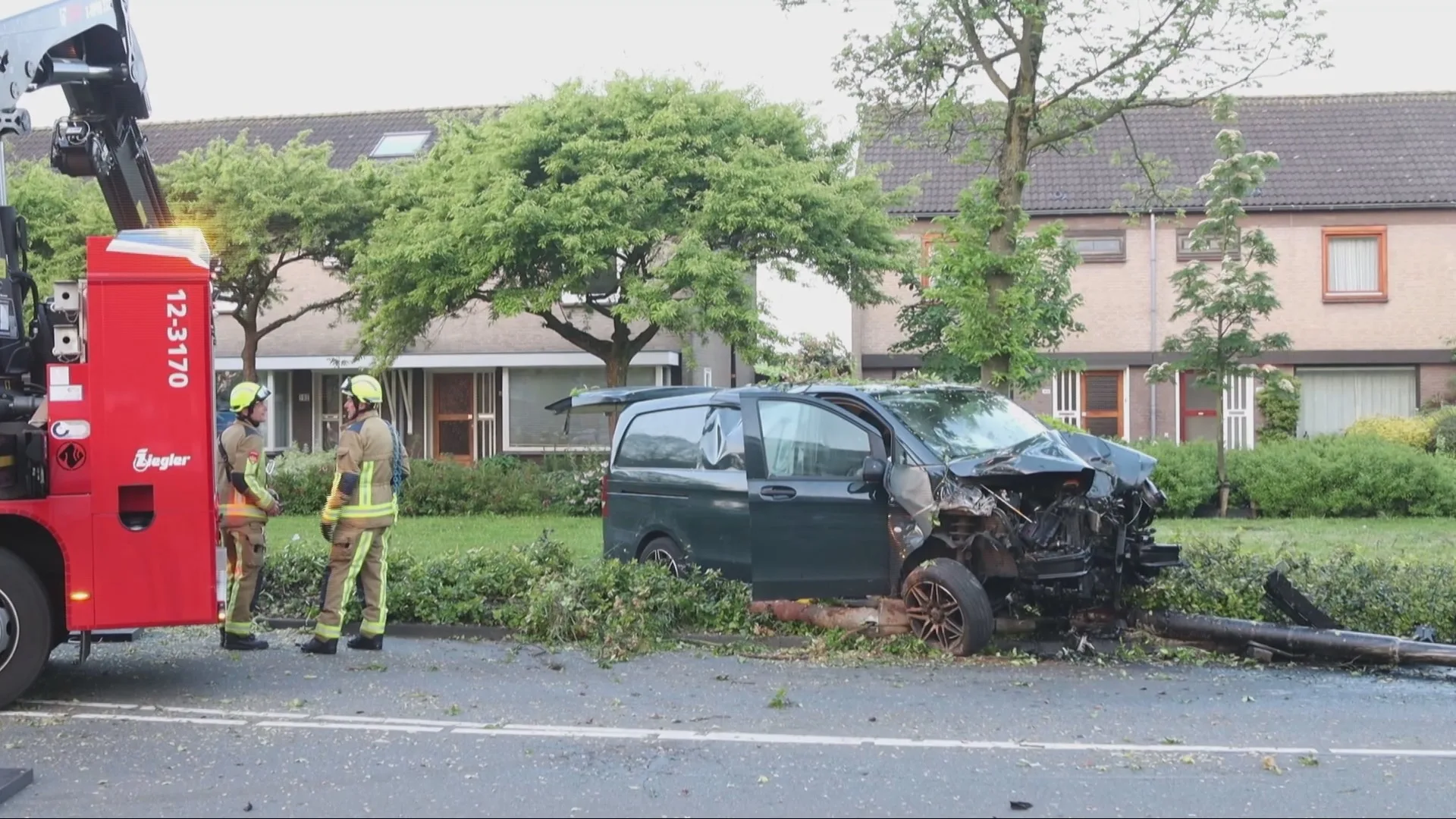 Politieachtervolging eindigt na kilometers door crash tegen boom