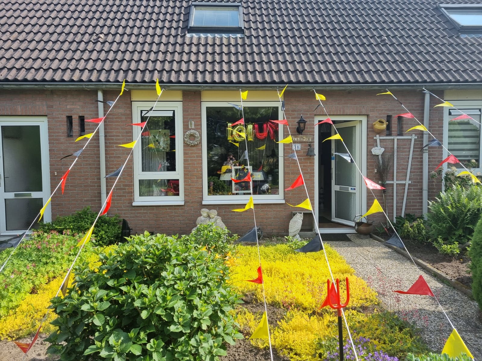 Drentse oma Francien schrikt zich rot: hele huis versierd met Belgische vlaggen