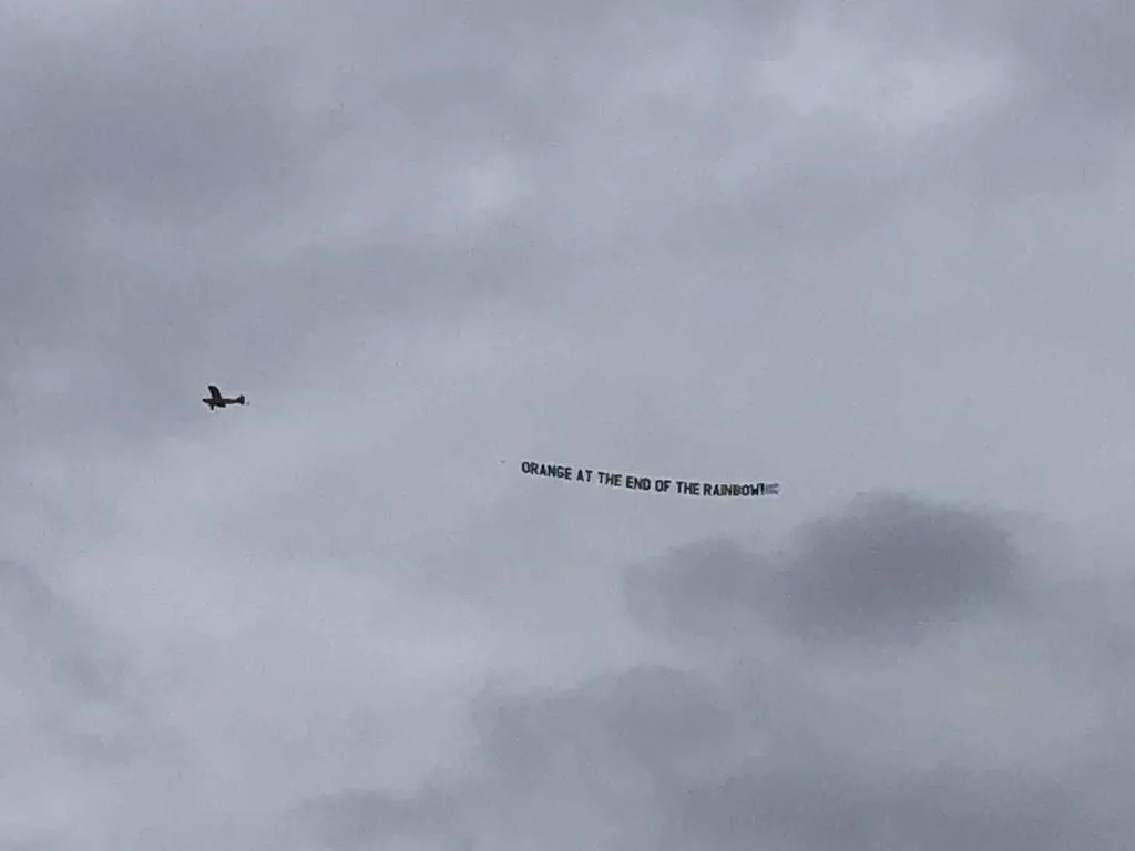 Opnieuw vliegtuigje gespot boven Oranje-training, deze keer met kleurrijke boodschap
