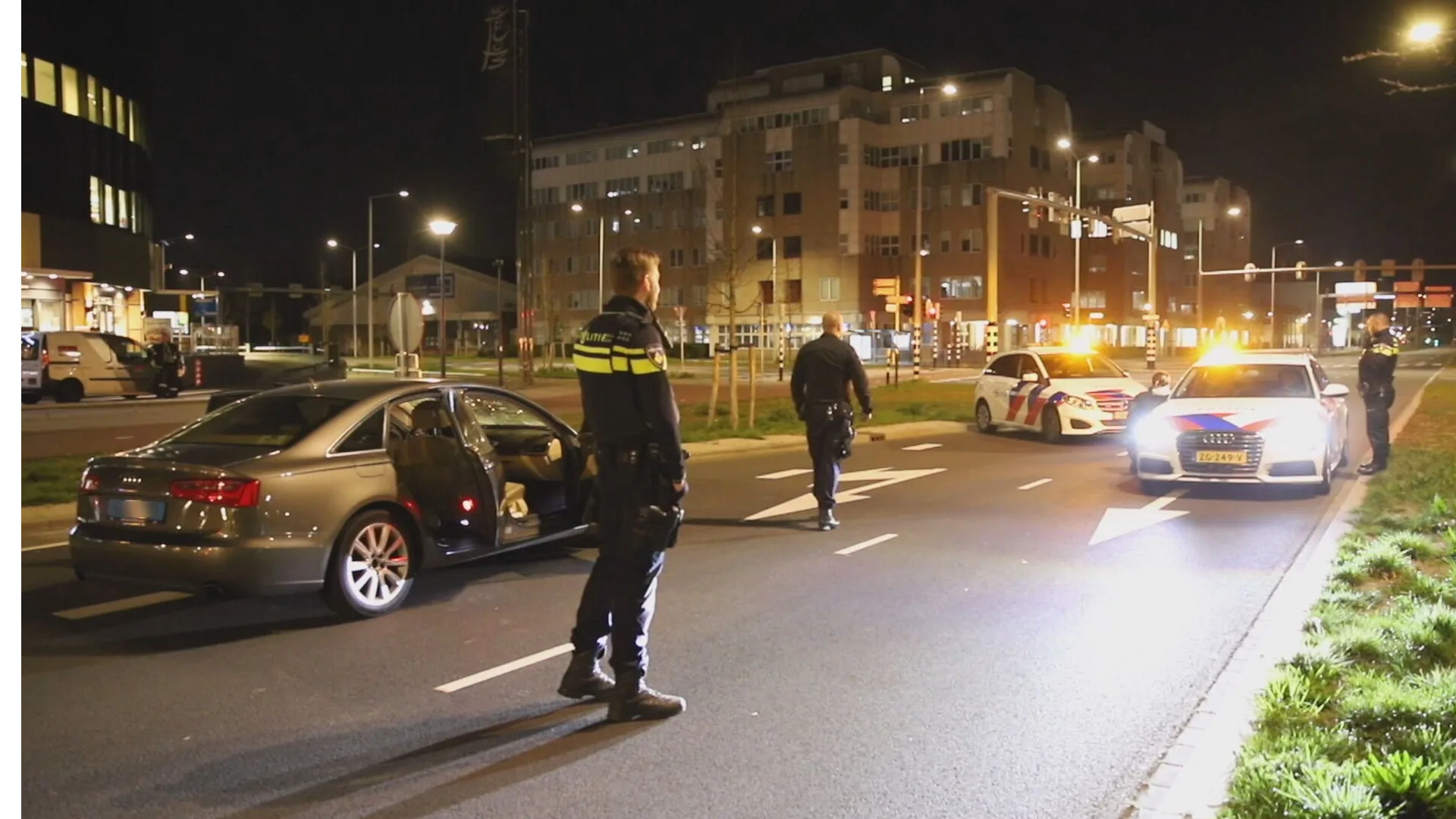 Roekeloze 'taxichauffeur' scheurt door Den Haag, negeert stoptekens en ramt slagboom