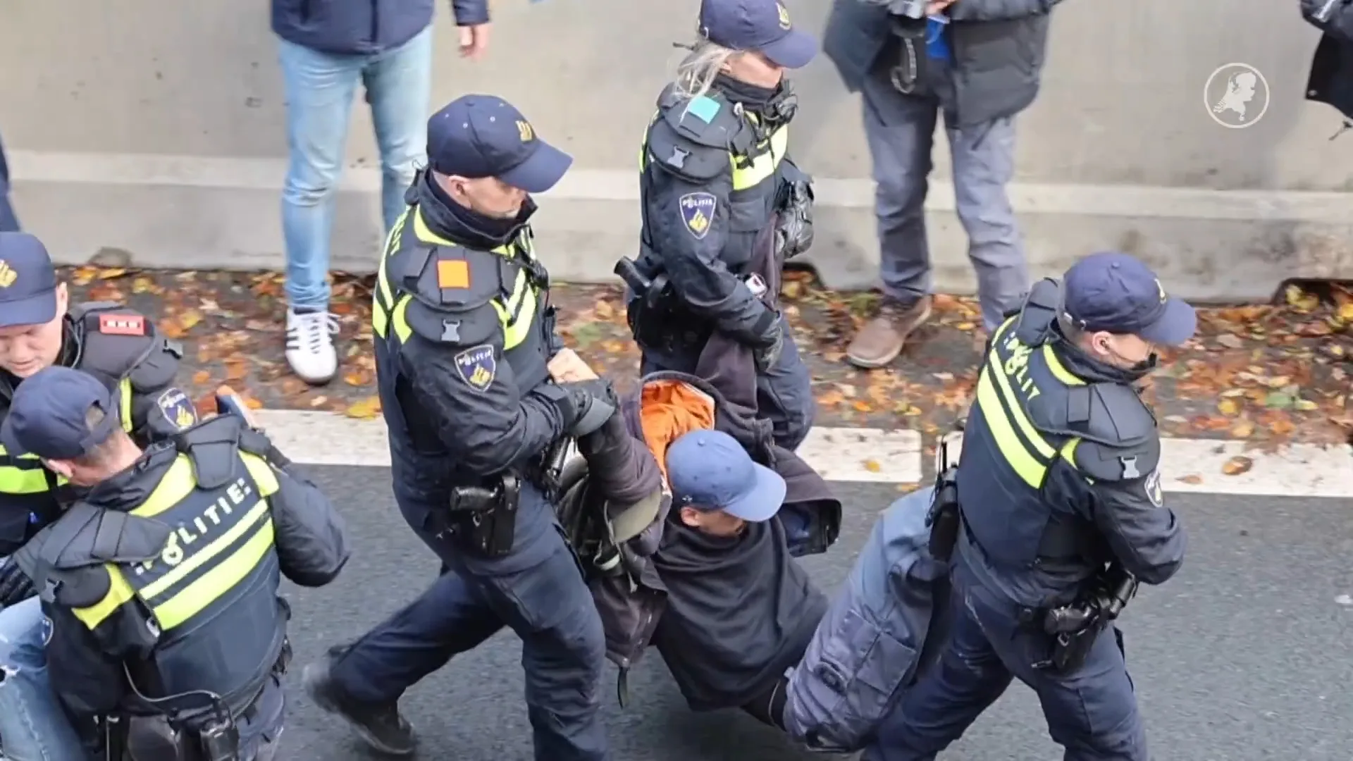 Politie haalt XR-demonstranten van Utrechtsebaan in Den Haag