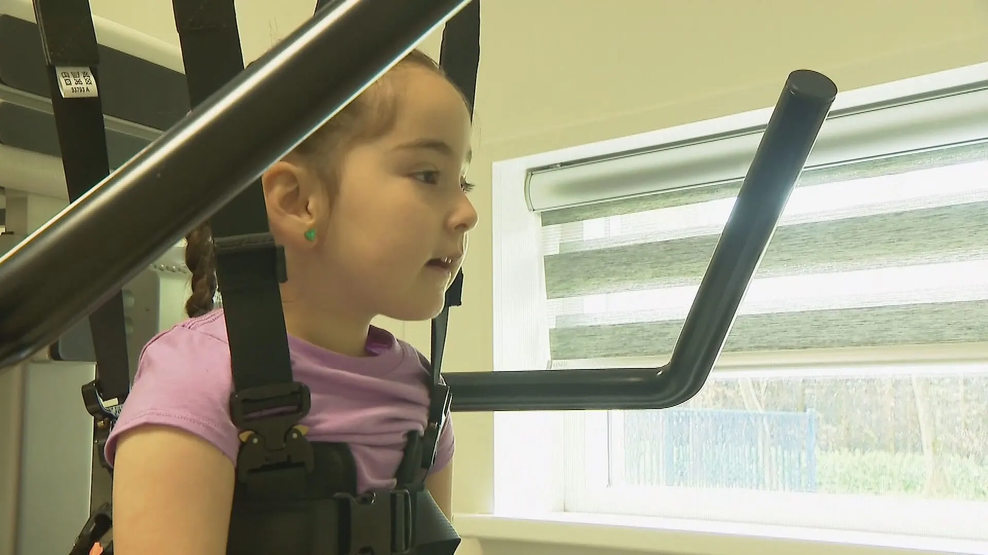 Half verlamde Elis (4) leert weer lopen dankzij revolutionaire robot