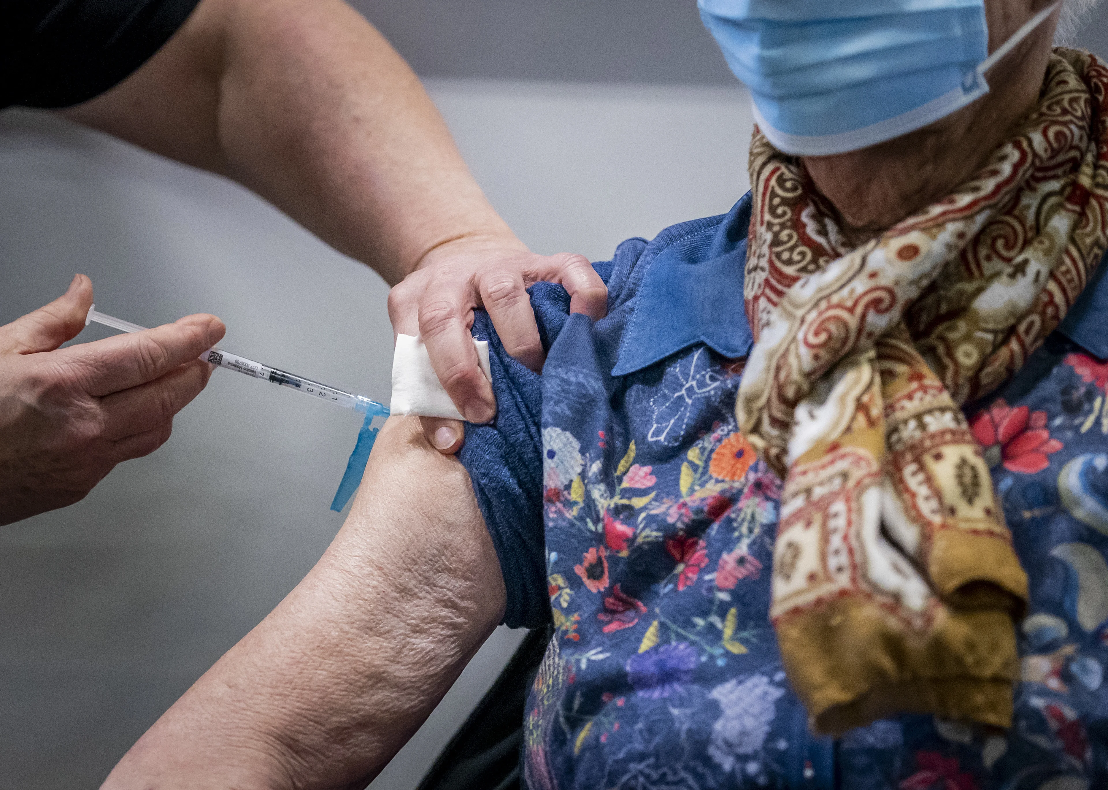 Weer ruim 20.000 positieve coronatests en aantal coronapatiënten in de ziekenhuizen gedaald