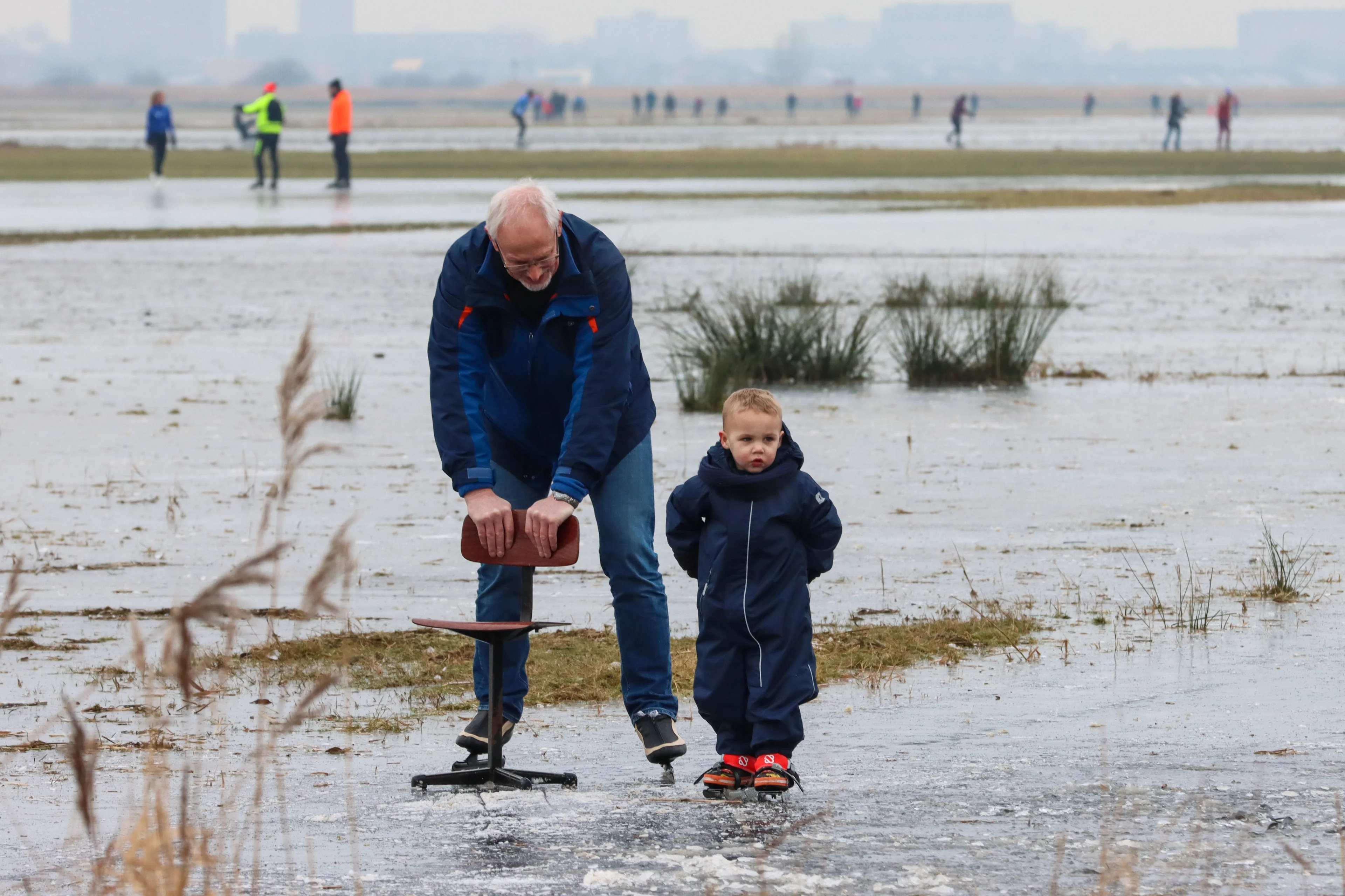 Kou en sneeuw in Nederland: gevoelstemperatuur daalt tot -20 graden, schaatsen kan