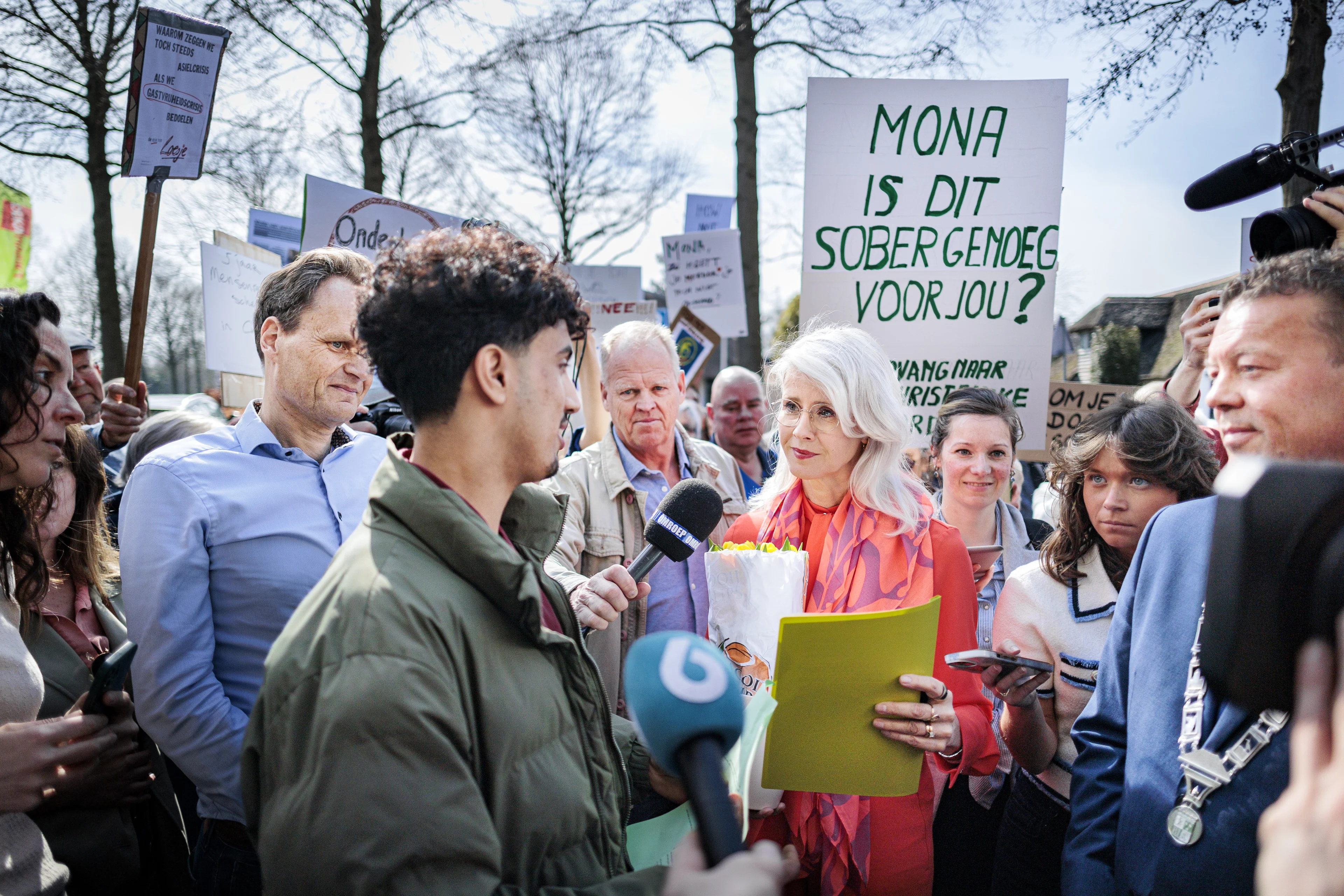 Keijzer bezoekt opvang statushouders, tientallen demonstranten wachten haar op