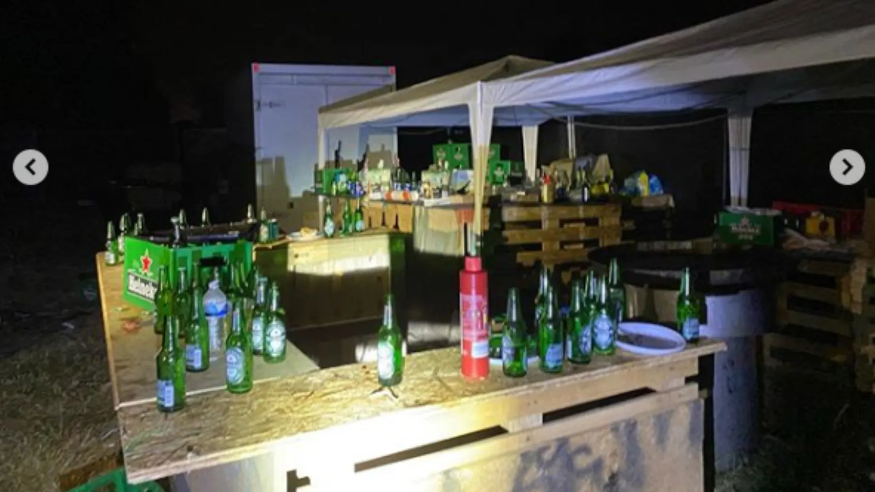 Feestende jongeren steken politieauto in brand in De Klomp