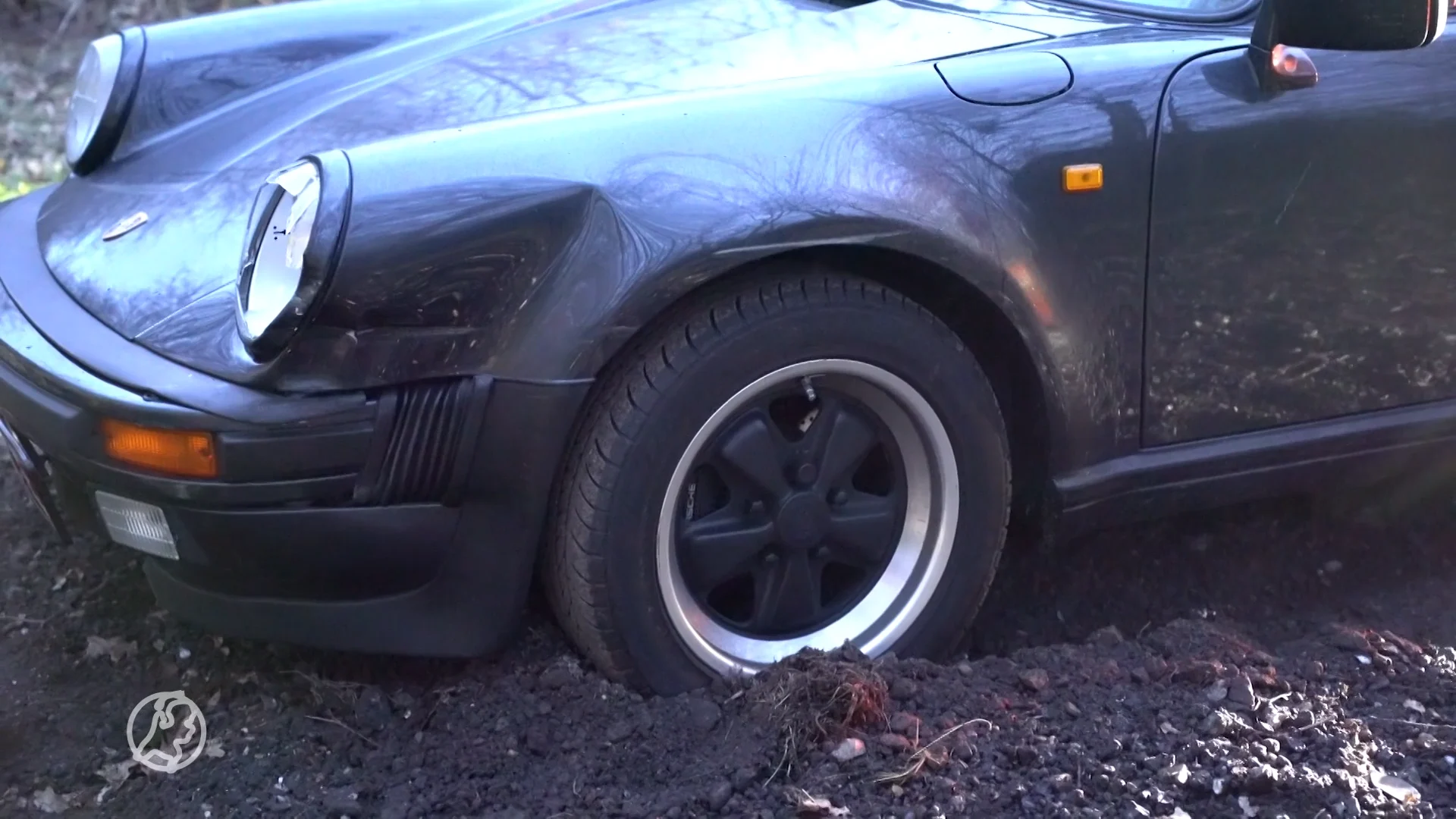 Kilometerslange achtervolging met Porsche eindigt in modder