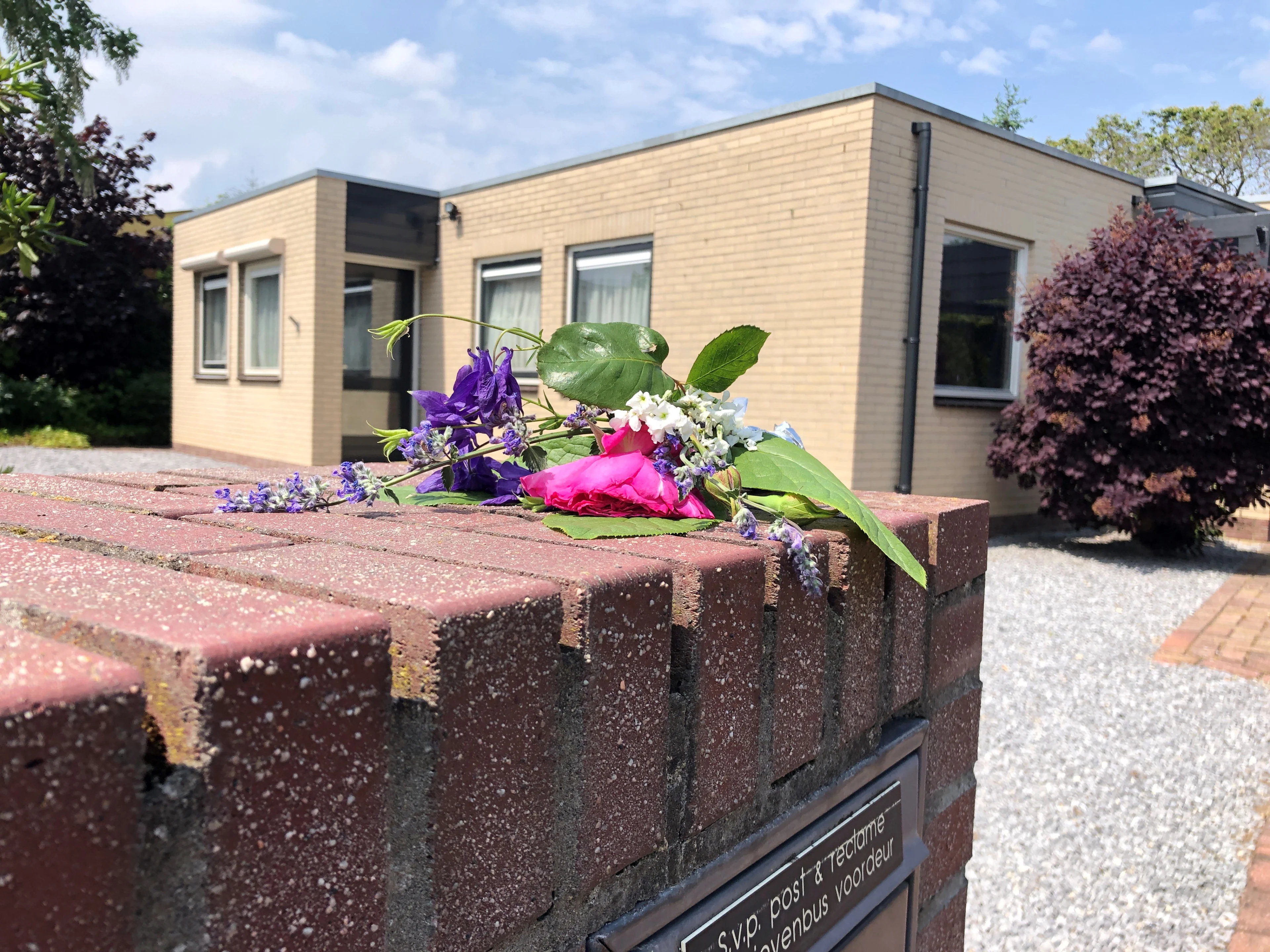 Buurt reageert geschokt op gezinsmoord Apeldoorn: 'We belden aan, maar ze deed nooit open'