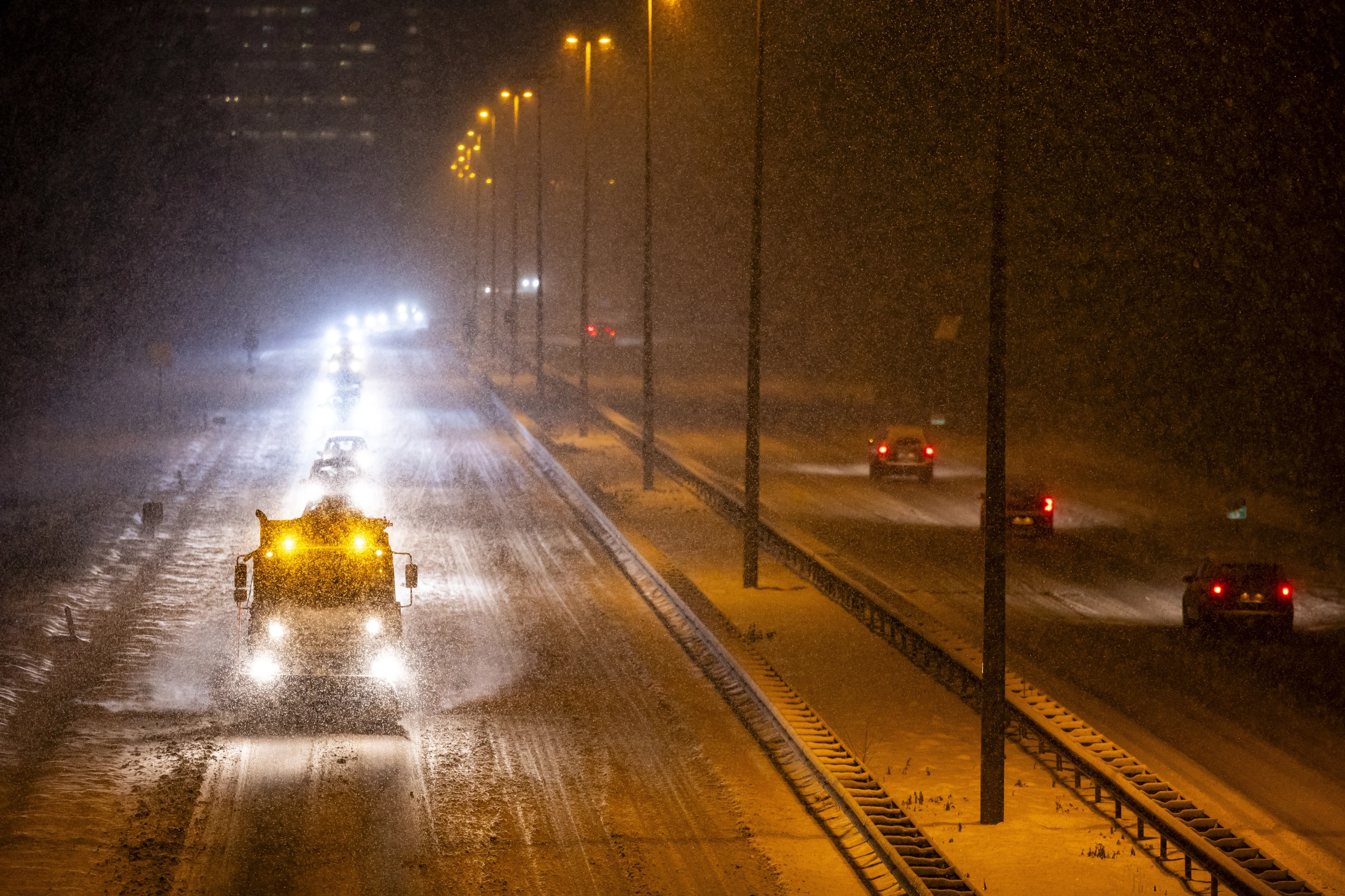 Sneeuw en weinig verkeer zorgen voor gladde wegen: 'Pas je rijstijl aan'