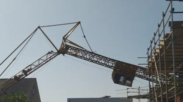 Bouwkraan valt om in Limburgse Heel, scheert rakelings langs 3-jarig kind