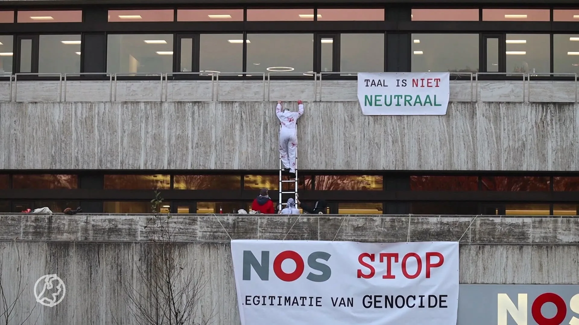 Protestactie bij NOS-gebouw in Hilversum, actievoerders blokkeren ingang