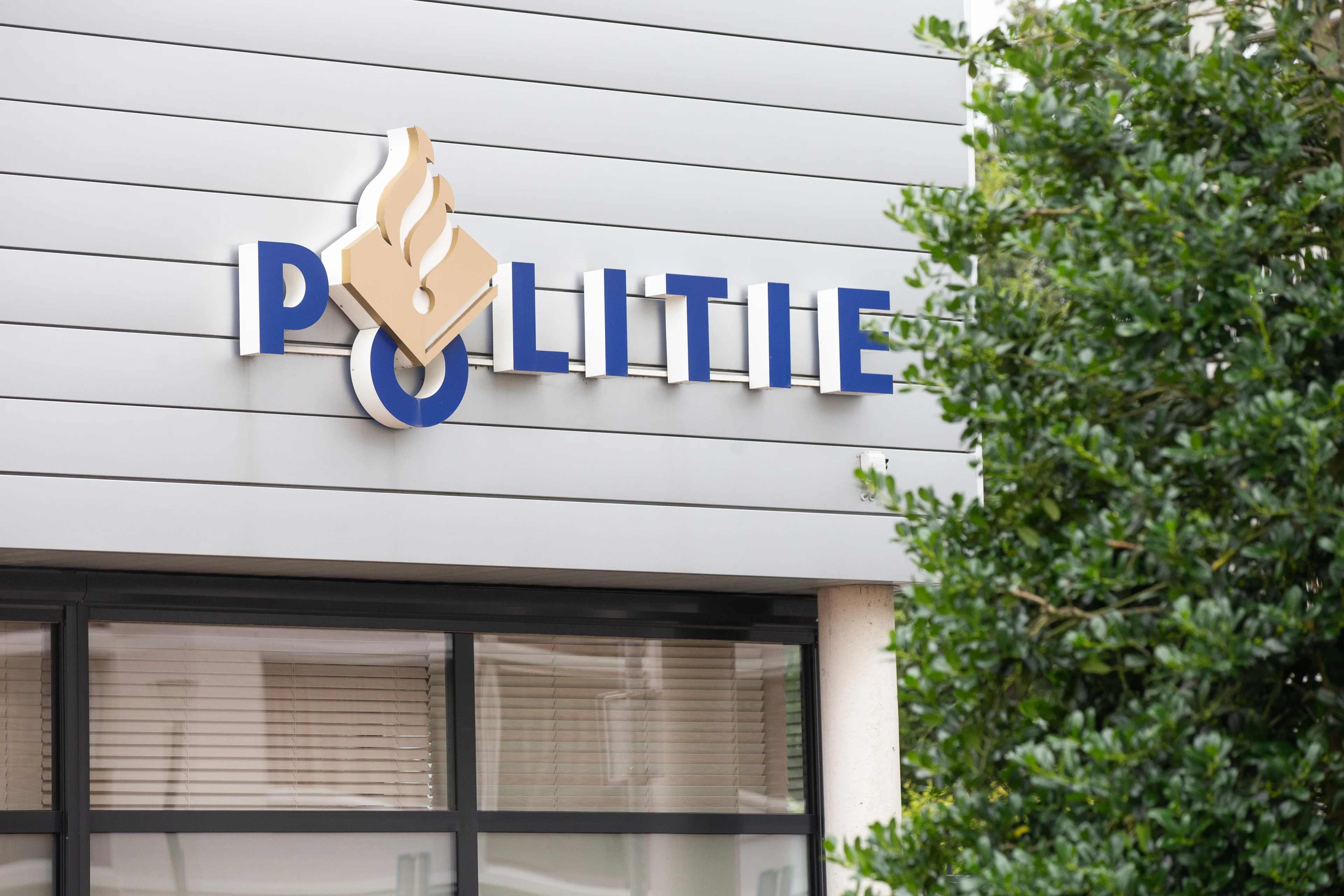 Boze man (56) stalkt alarmnummer 112 en jat deurbel van Tilburgs politiebureau