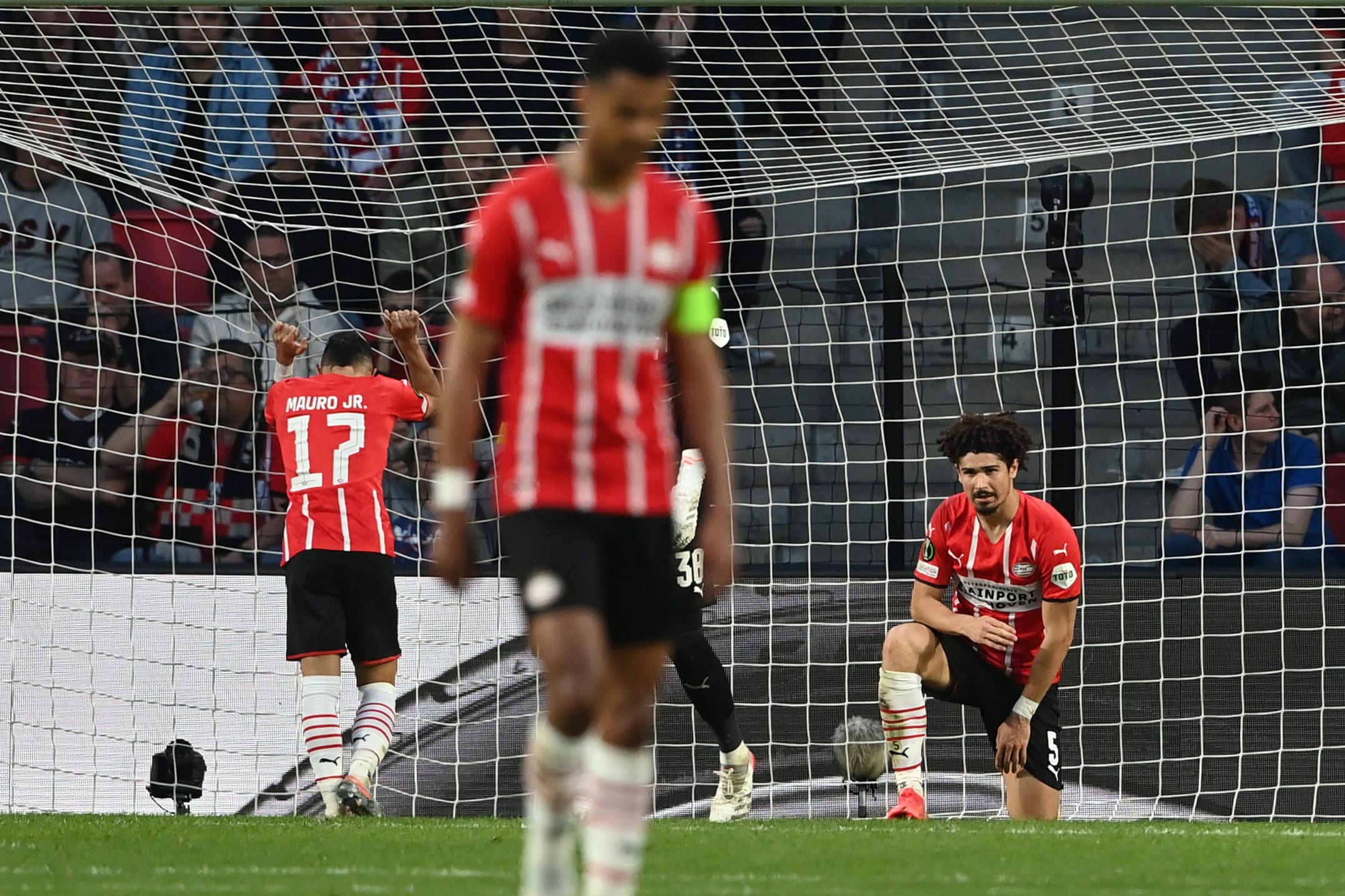 PSV klaar in Europa na nederlaag in slotfase tegen Leicester