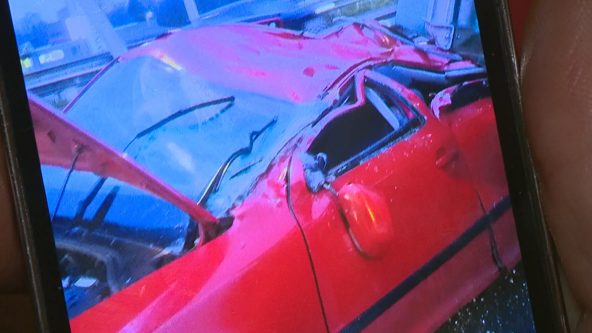 Dick en zijn vrouw overleefden bizar ongeluk: aggregaat valt midden op snelweg op hun auto