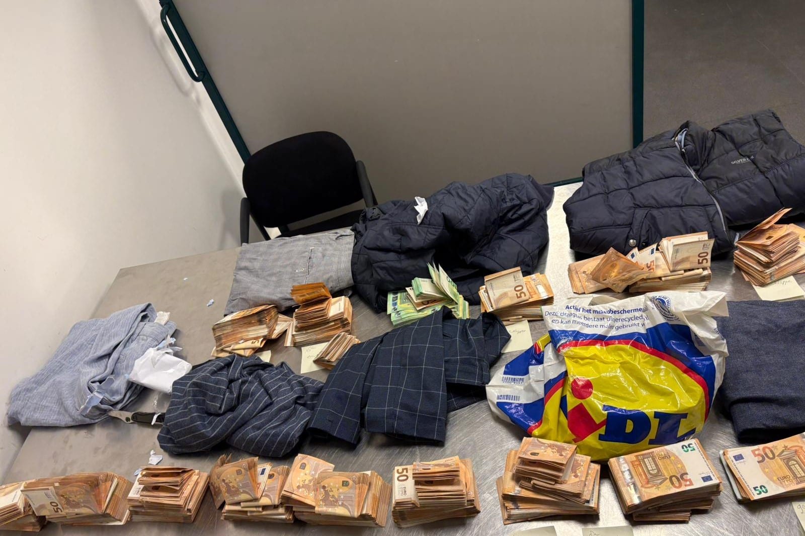 Man met kwart miljoen euro cash gepakt op Eindhoven Airport