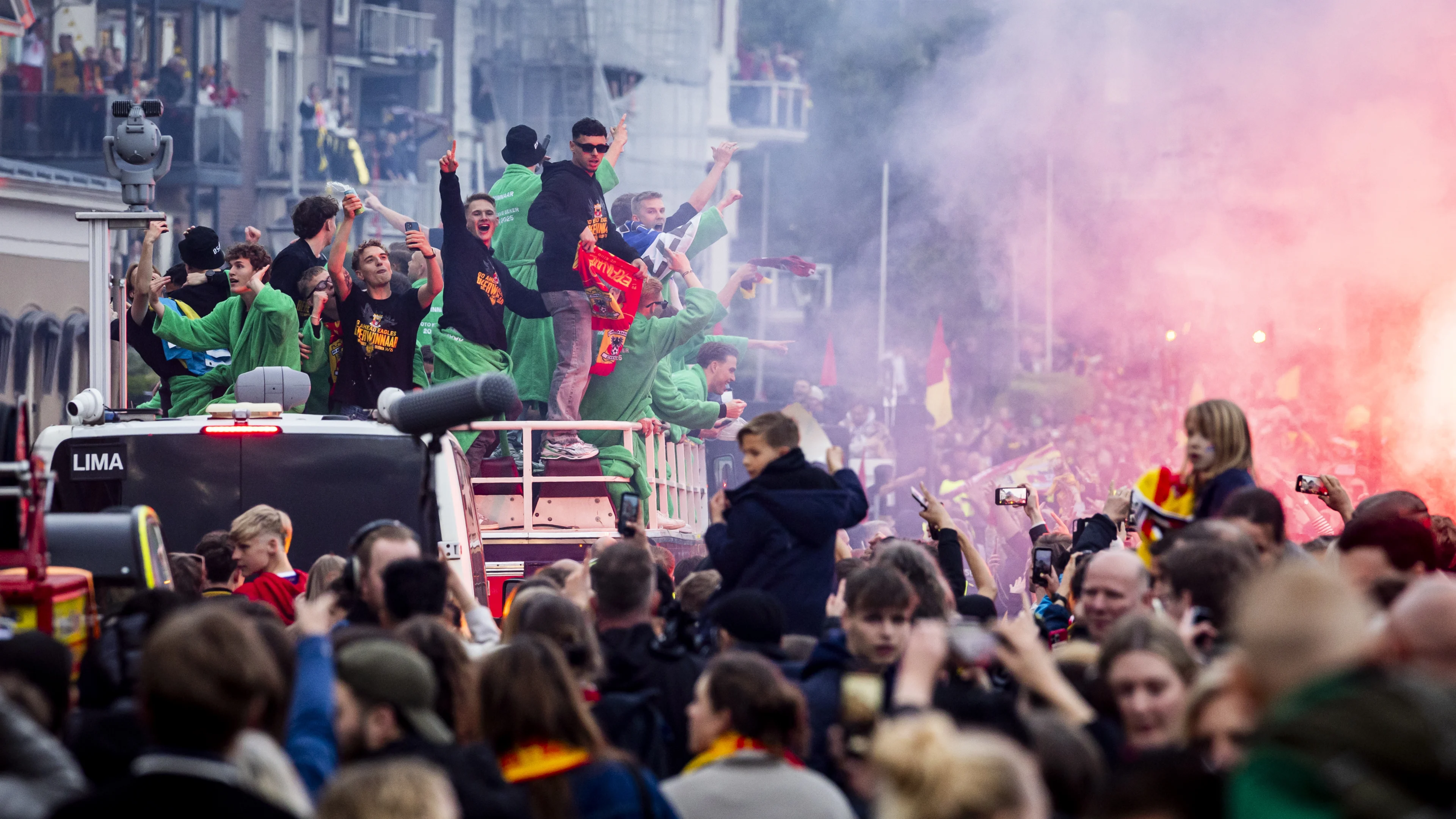 Feest in Deventer: Go Ahead Eagles trekt stad vol bij huldiging