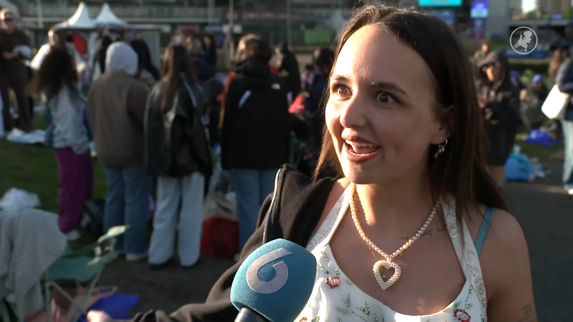 Fans doorstaan weer en wind voor eerste optreden Harry Styles in ArenA