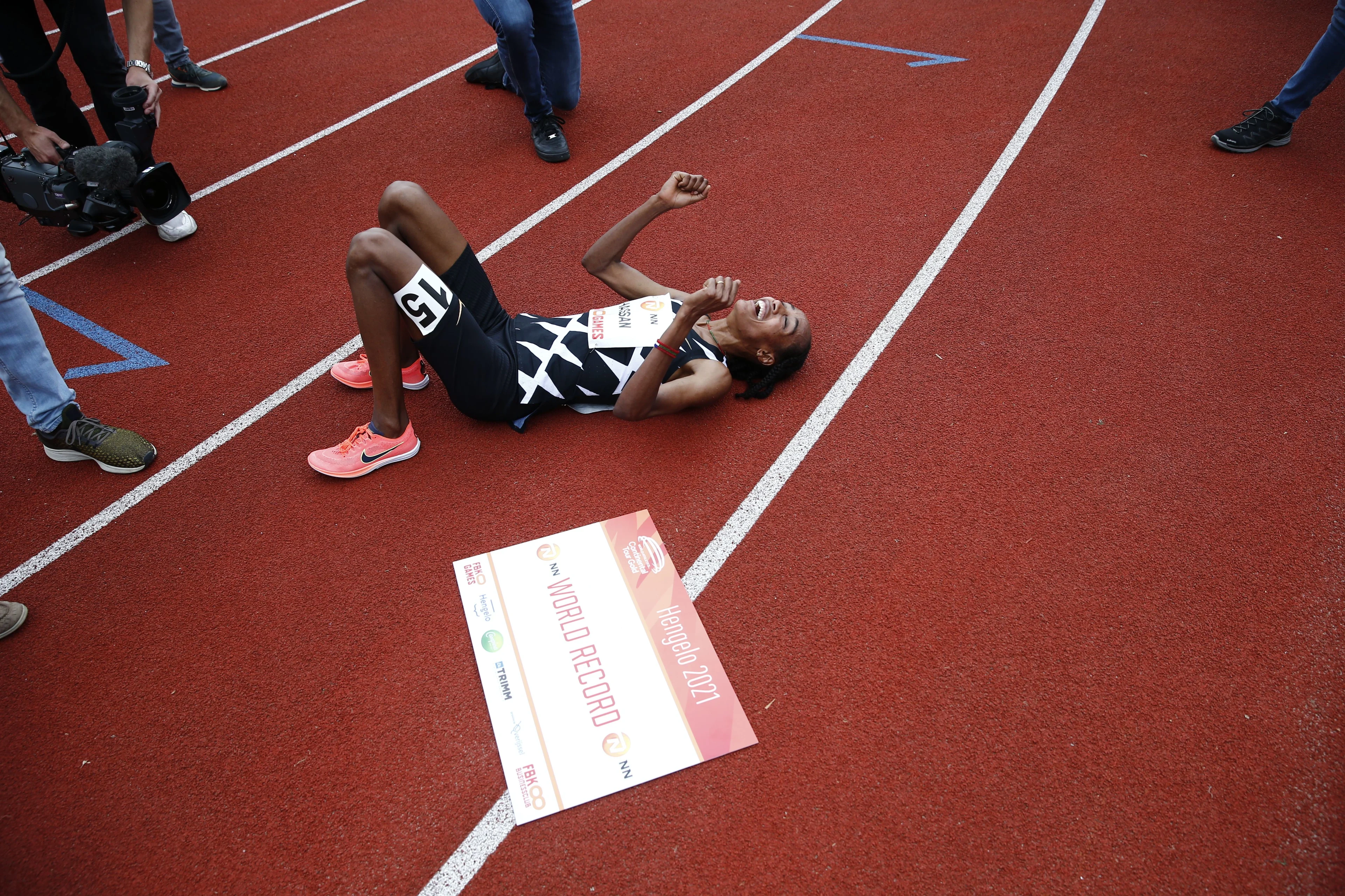 Atlete Hassan verbetert in Hengelo wereldrecord 10.000 meter