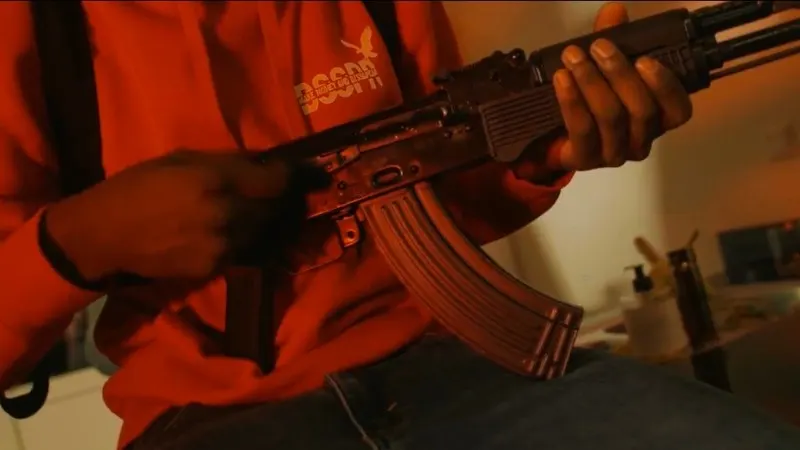 Politie pakt Rotterdammers op vanwege vuurwapens en messen in videoclip