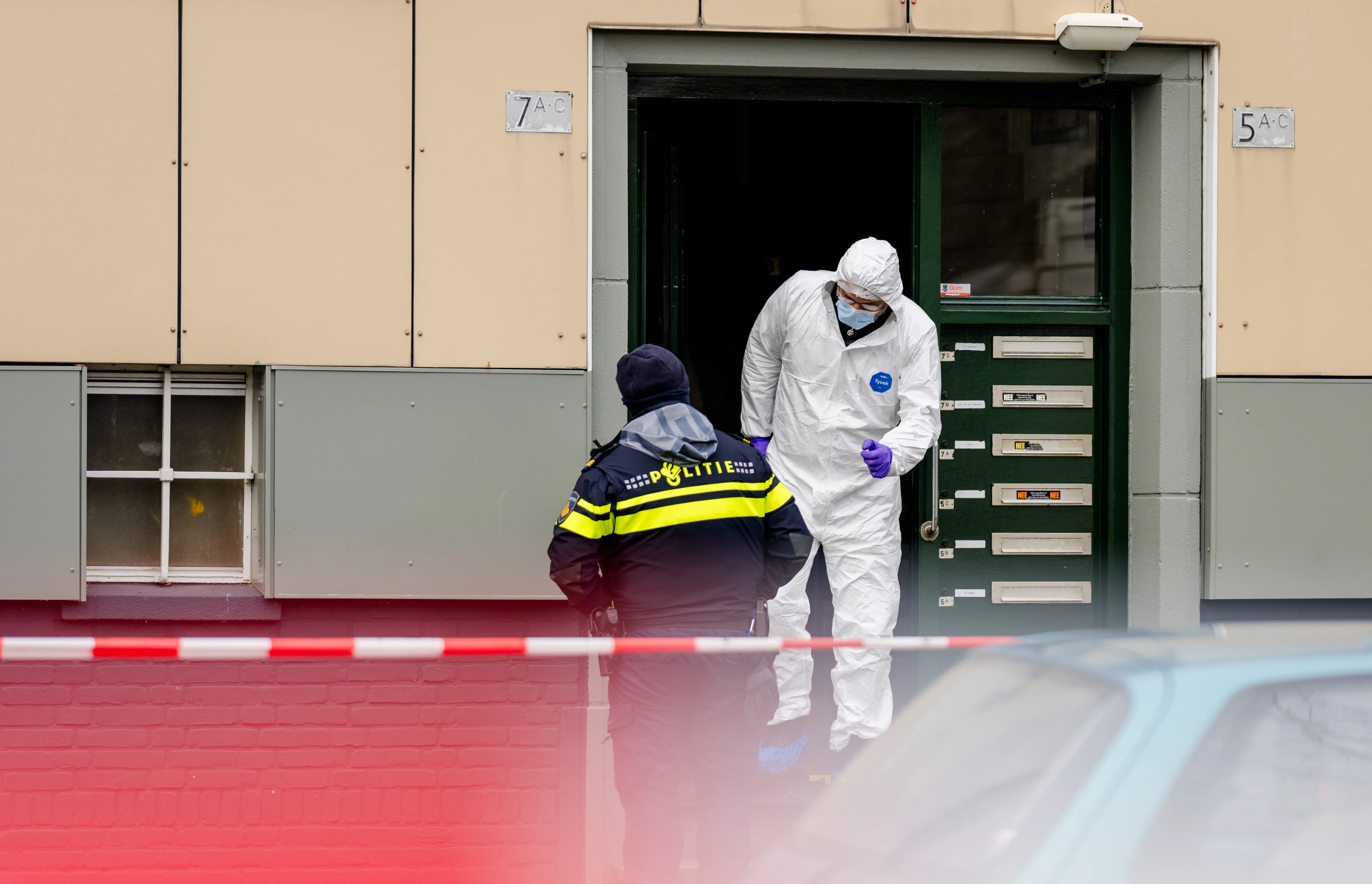 Verdachte overleden bij politie-inval in Rotterdam, ook gewonden gevallen