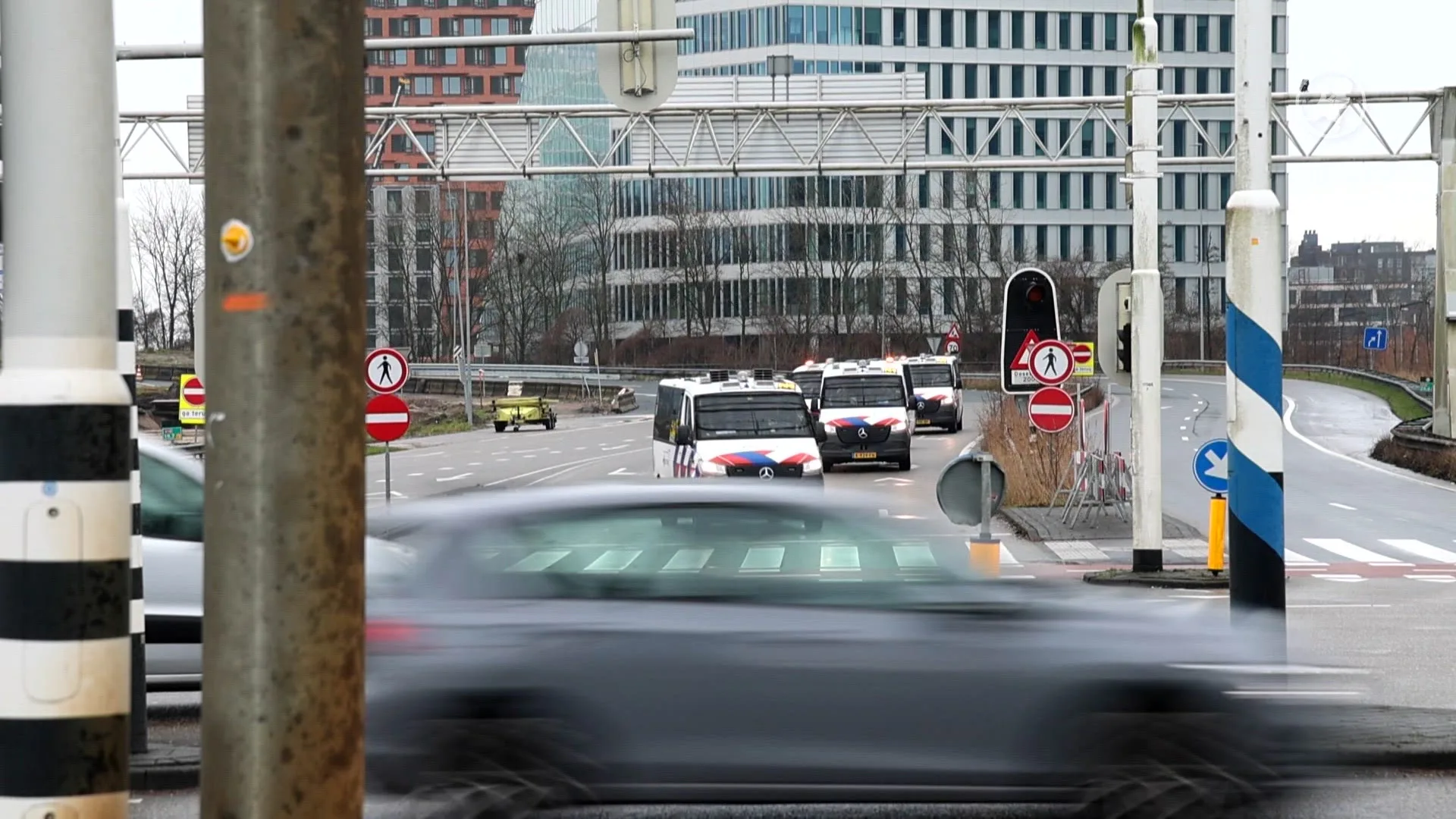 Zo'n 130 demonstranten van XR gearresteerd bij blokkade op A10