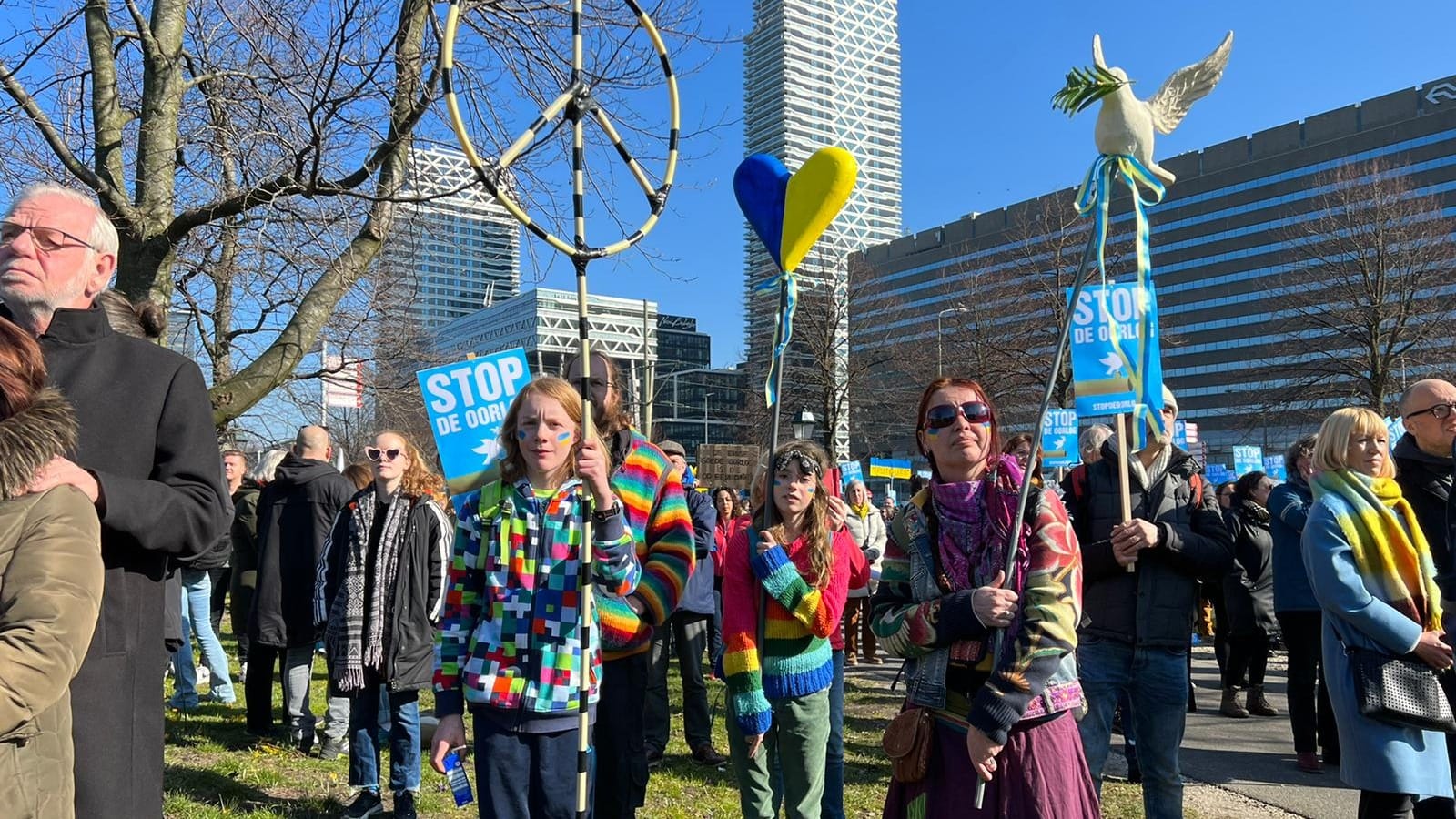 Paar duizend mensen in Den Haag roepen op tot vrede in Oekraïne